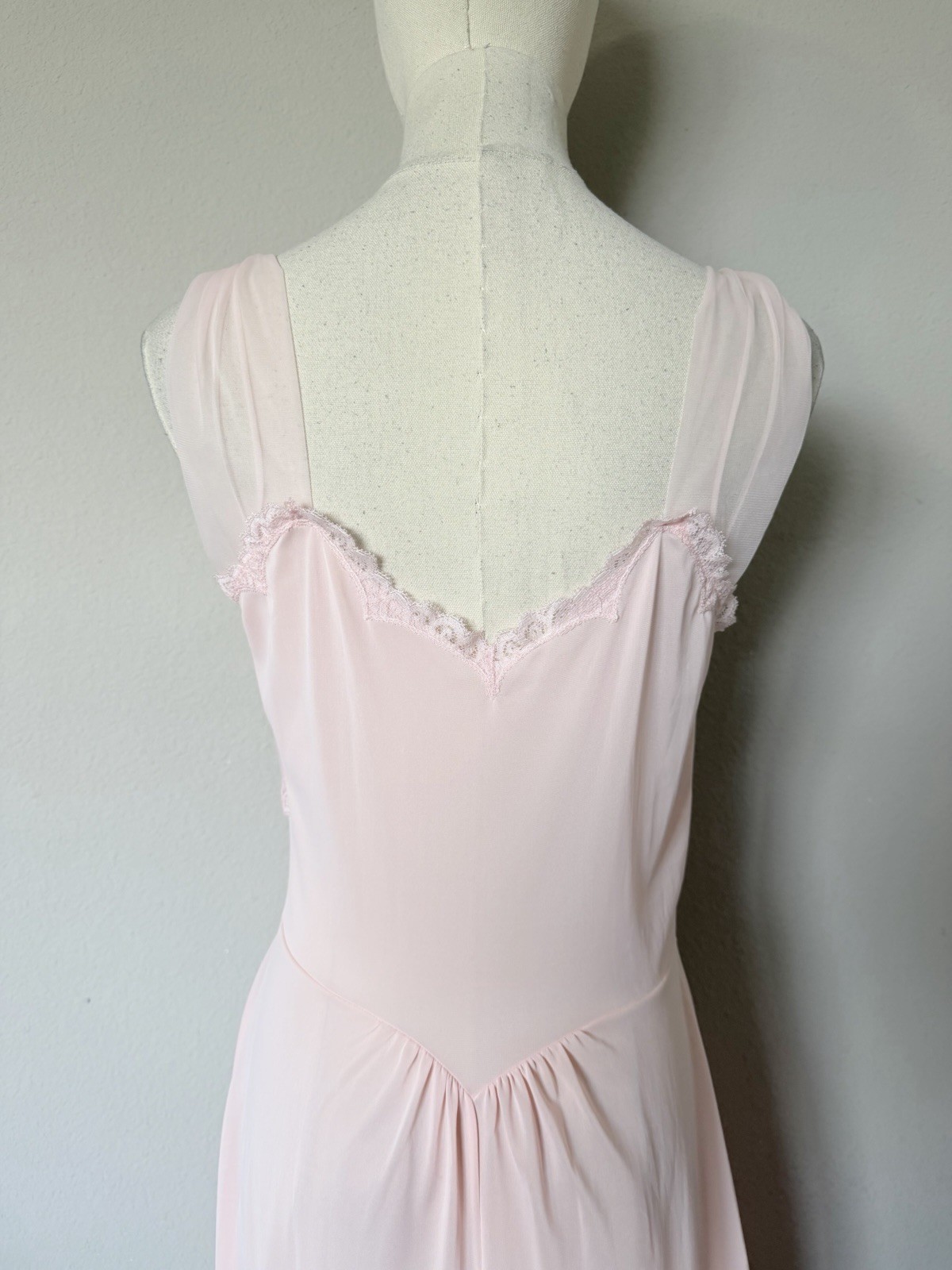 VTG 60s ARTEMIS Light Pink Nylon EMBROIDERED CUPS NIGHTGOWN Size 34