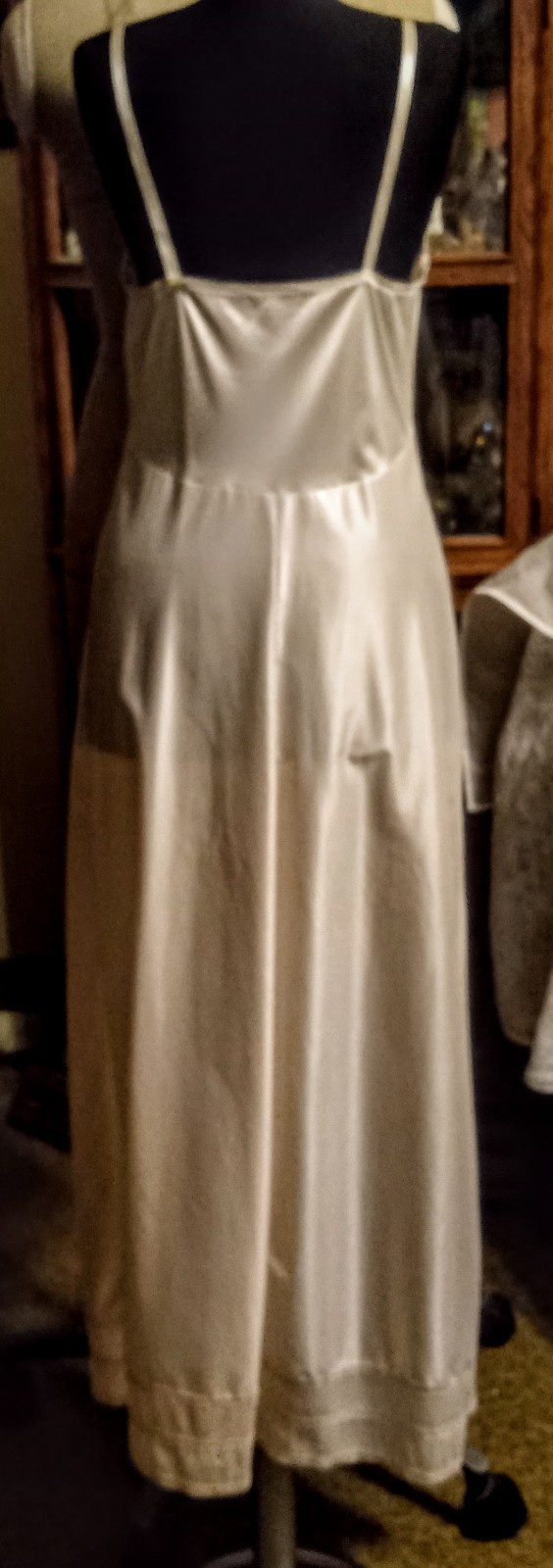 Vintage Lorraine size 34 beige ankle length sleek full slip with „snip-it” hem