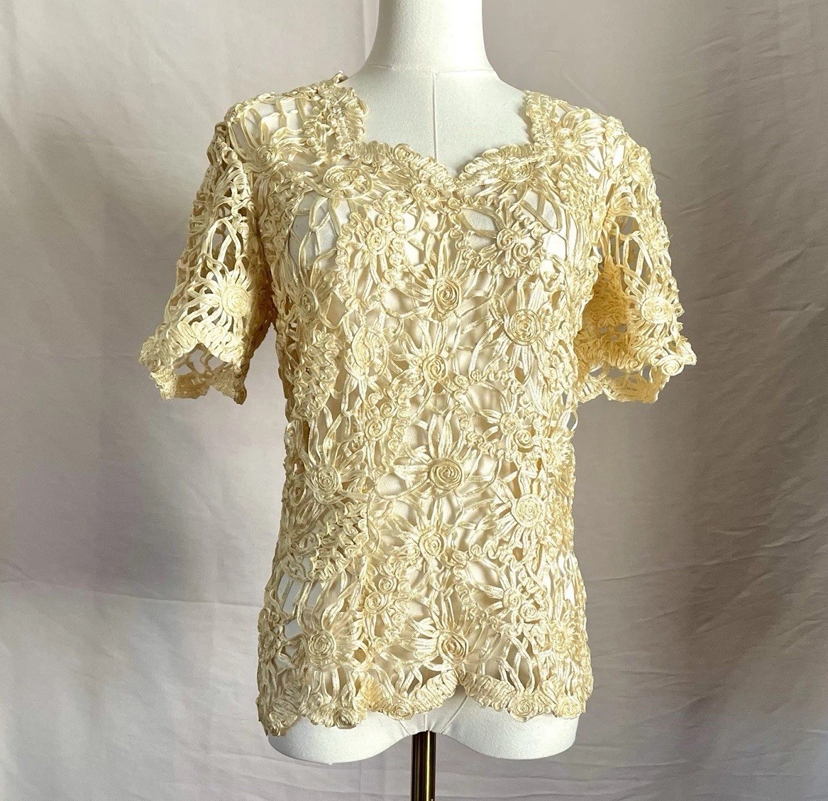 Vintage Boho ribbon crochet short sleeve shirt VTG 1950s Cream And Gold Metallic