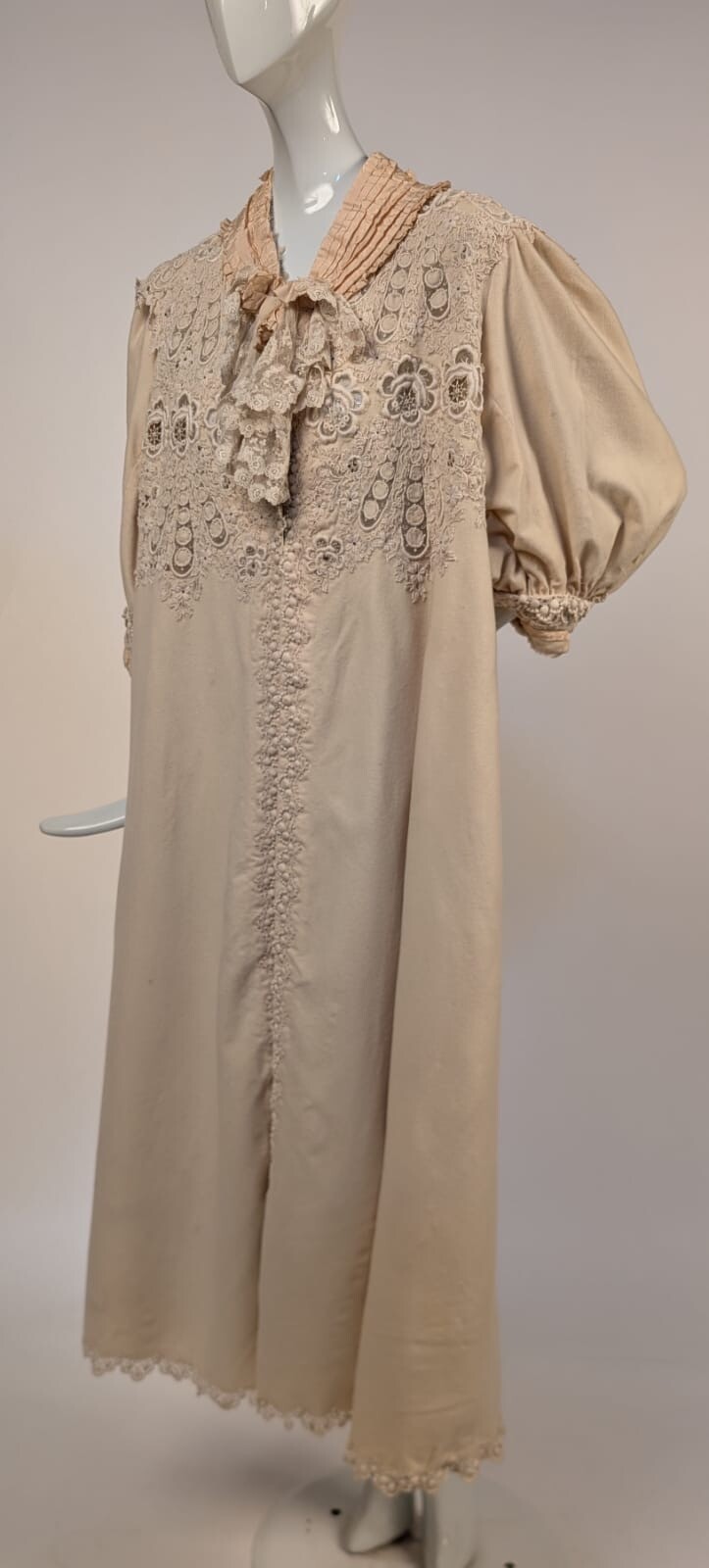 AU BON MARCHE EDWARDIAN BLONDE CASHMERE COAT W DENSE FLORAL LACE INSERTION