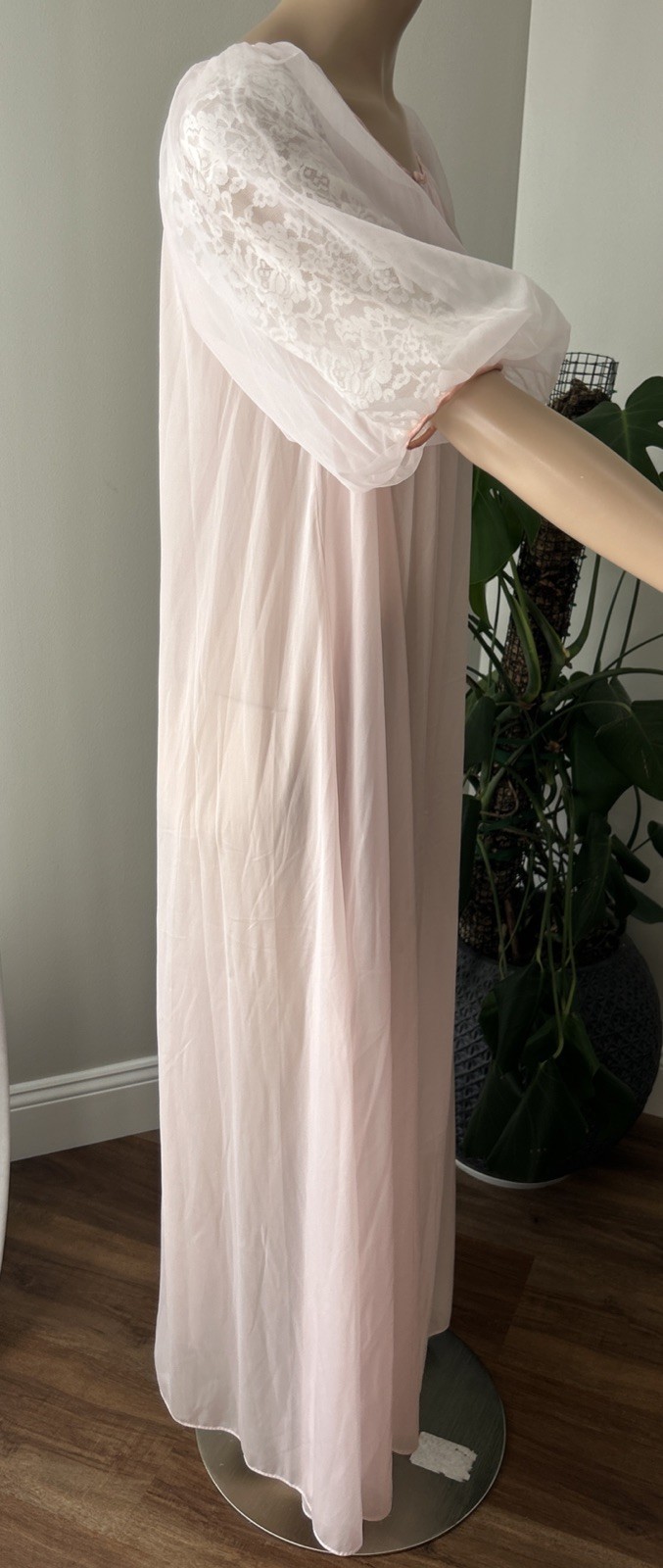 Vtg Vanity Fair Nylon Pink Peignoir Robe Chiffon Lace Puffy Sleeves Sz 34