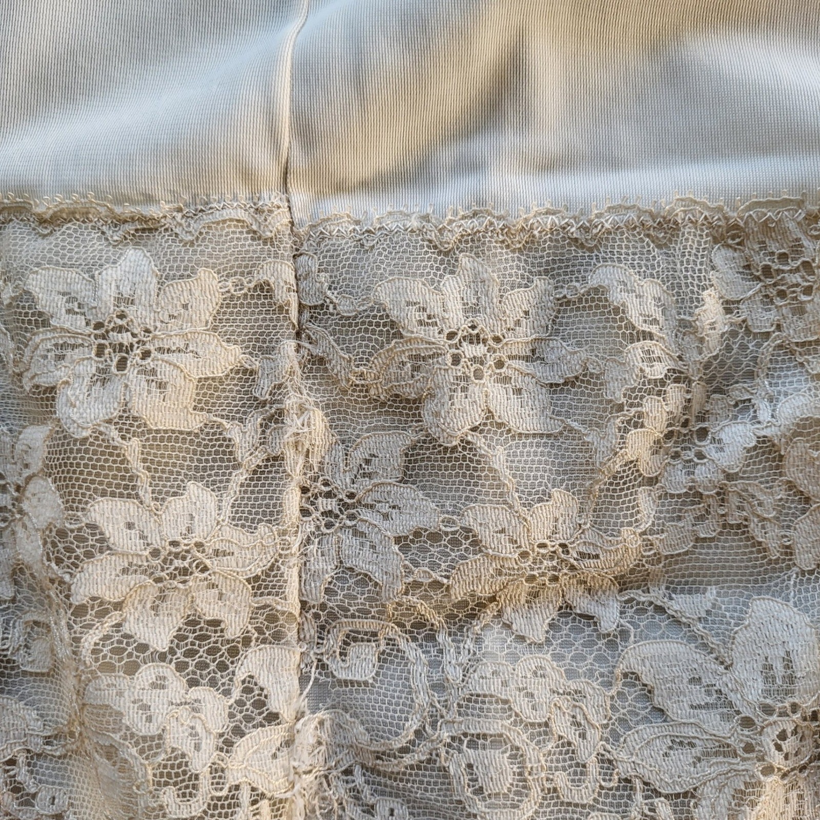 Vintage Ivory Lace Trim Half Slip Skirt Floral undergarment Lingerie 80’s
