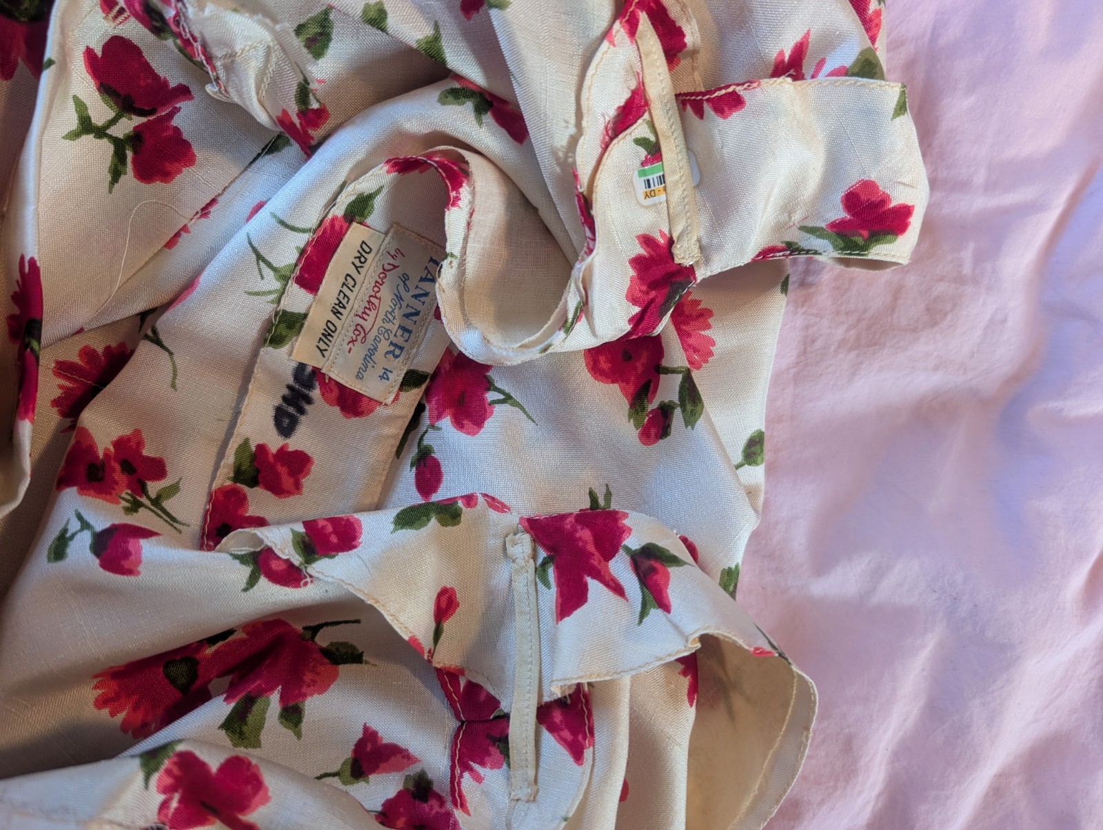 1950s 1960s Day Dress Red Floral Silky Fabric Covered Buttons Straight Skirt S/M