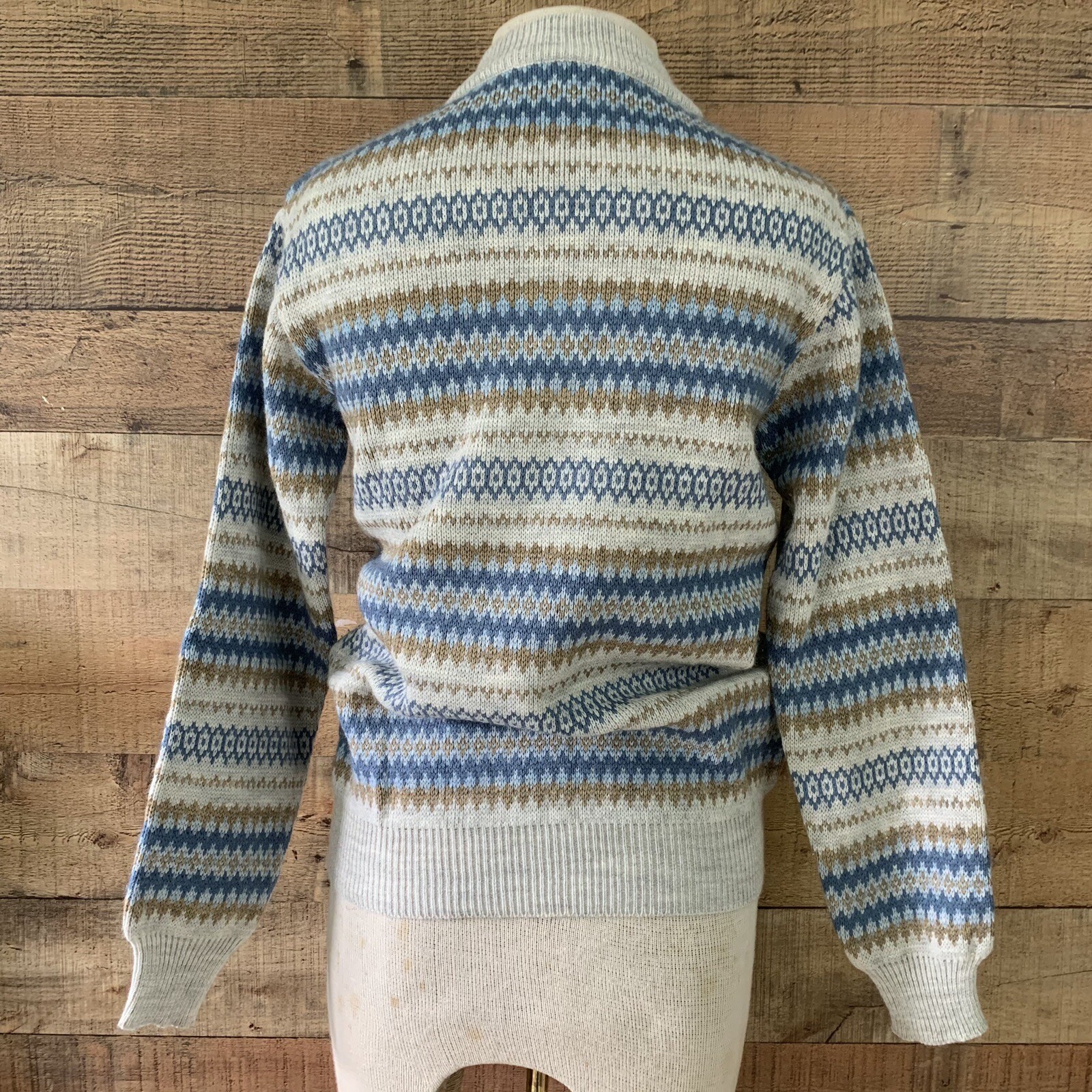 Vintage 1970s Jump Ahead Ribbed Cuff Hem V-Neck Sweater Size S/M