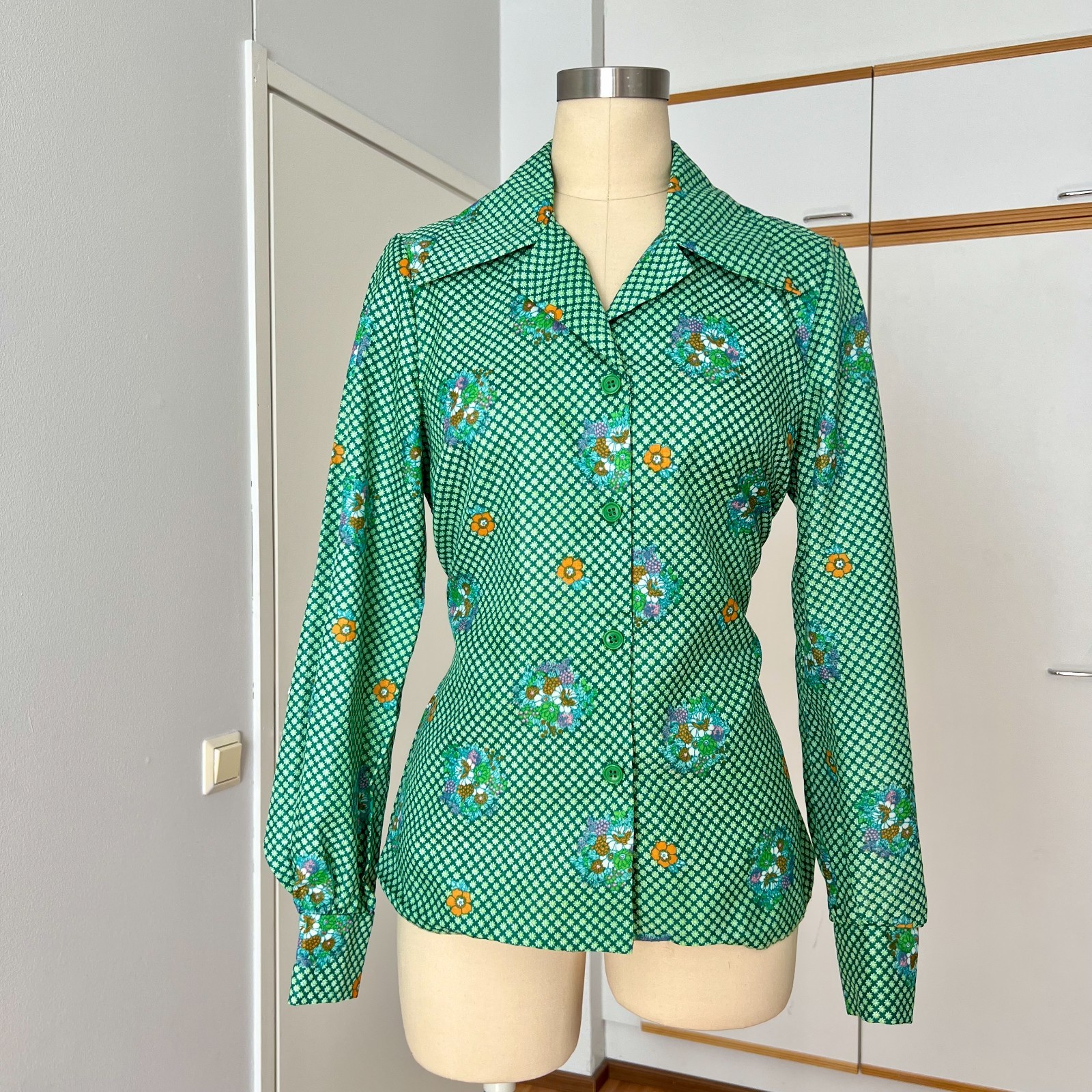 1970s Diolen Green Floral Mod Shirt Dagger Collar Long Sleeves Button Front Sz M