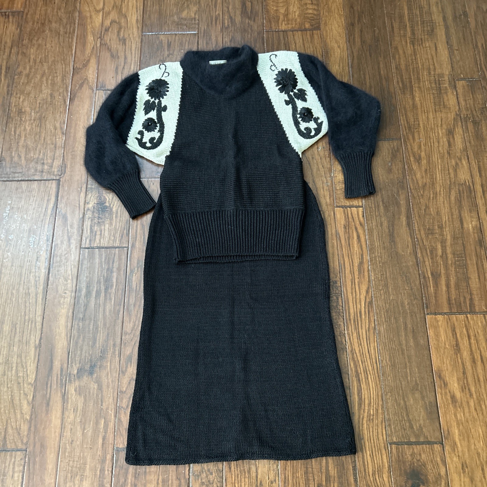 Womens Michelle Stuart Black Flowers Sweater and Skirt Set – Medium Beaded