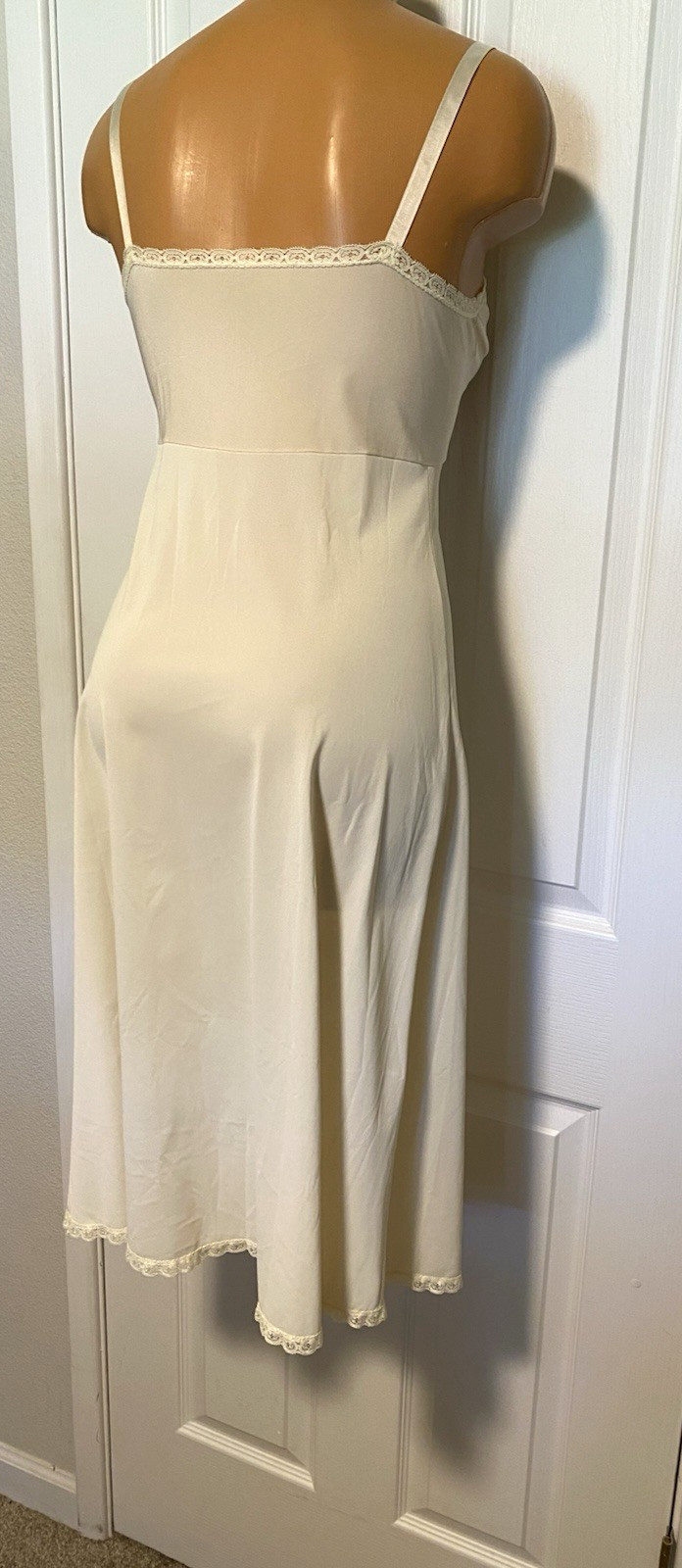 VTG 1960’s SHADOWLINE IVORY W/ SIMPLE LACE TRIM FULL SLIP SZ 32-TALL
