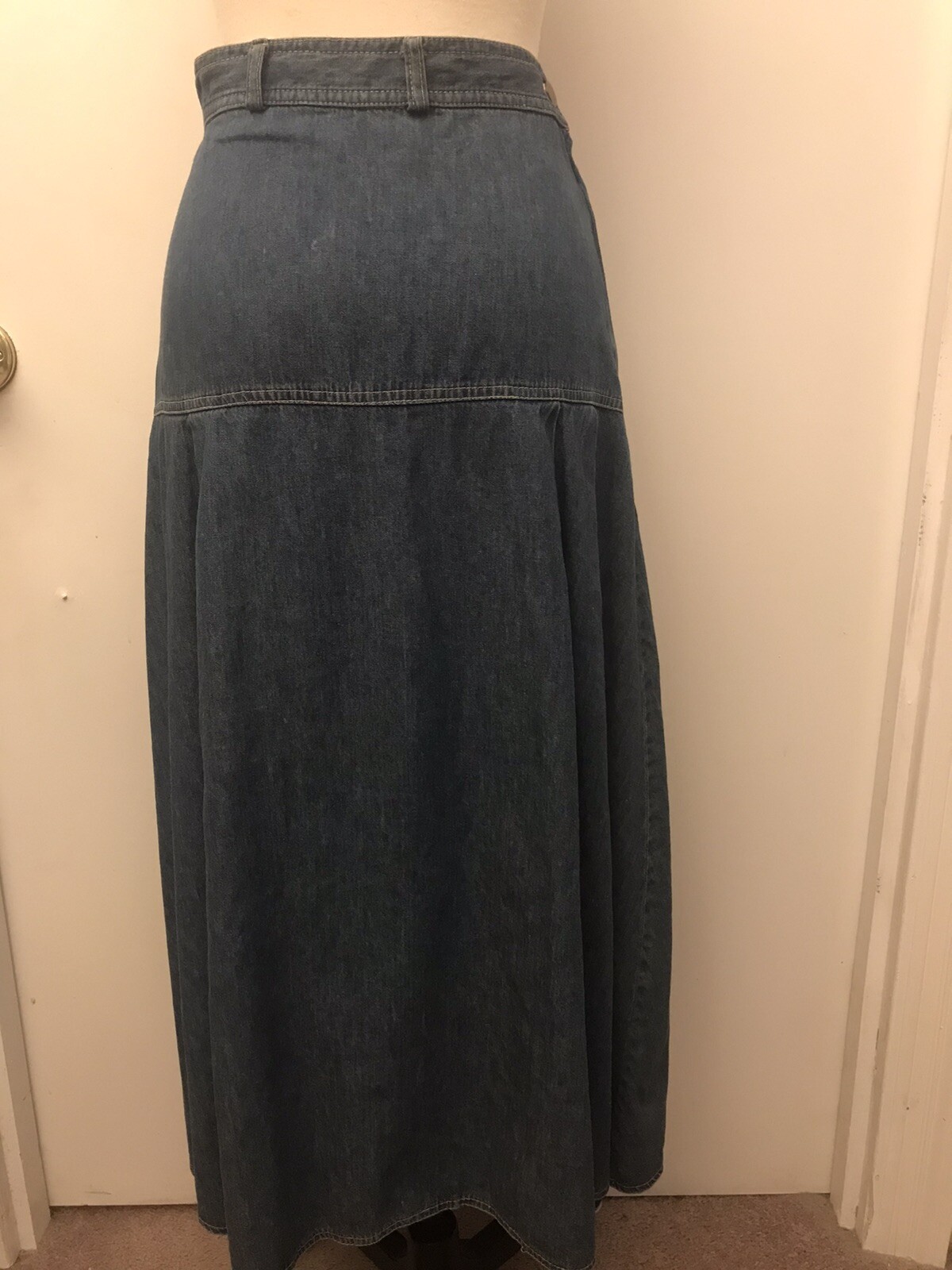 Stylish 26″ waist Avr La Acid Washed Denim Jean Skirt Midi Length. B68.