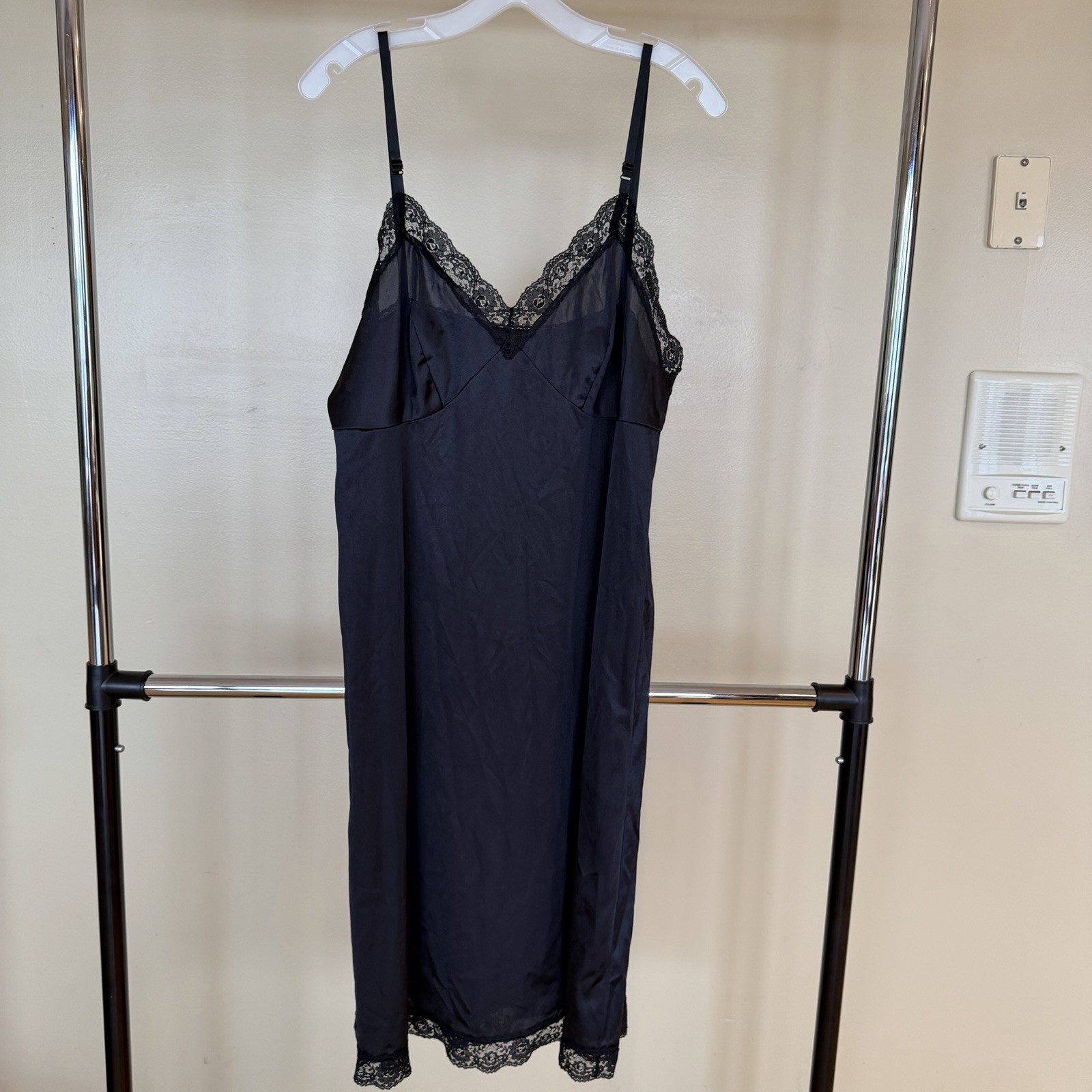 Vintage black full slip Sz 42 Made in USA Excellent condition