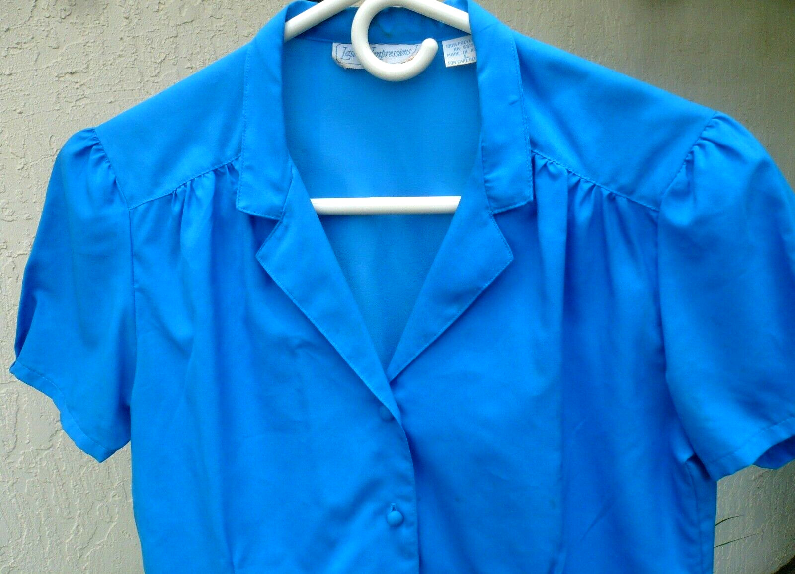 VTG 80S M L LASTING IMPRESSIONS SOLID BLUE CAP SLEEVE FITTED BLOUSE BUTTON SILKY