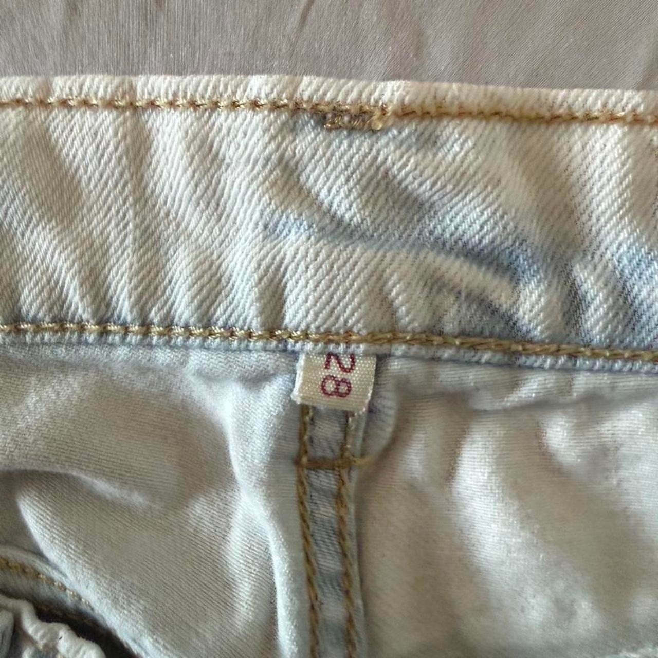 Levi’s light wash high waist denim shorts ladies size 28