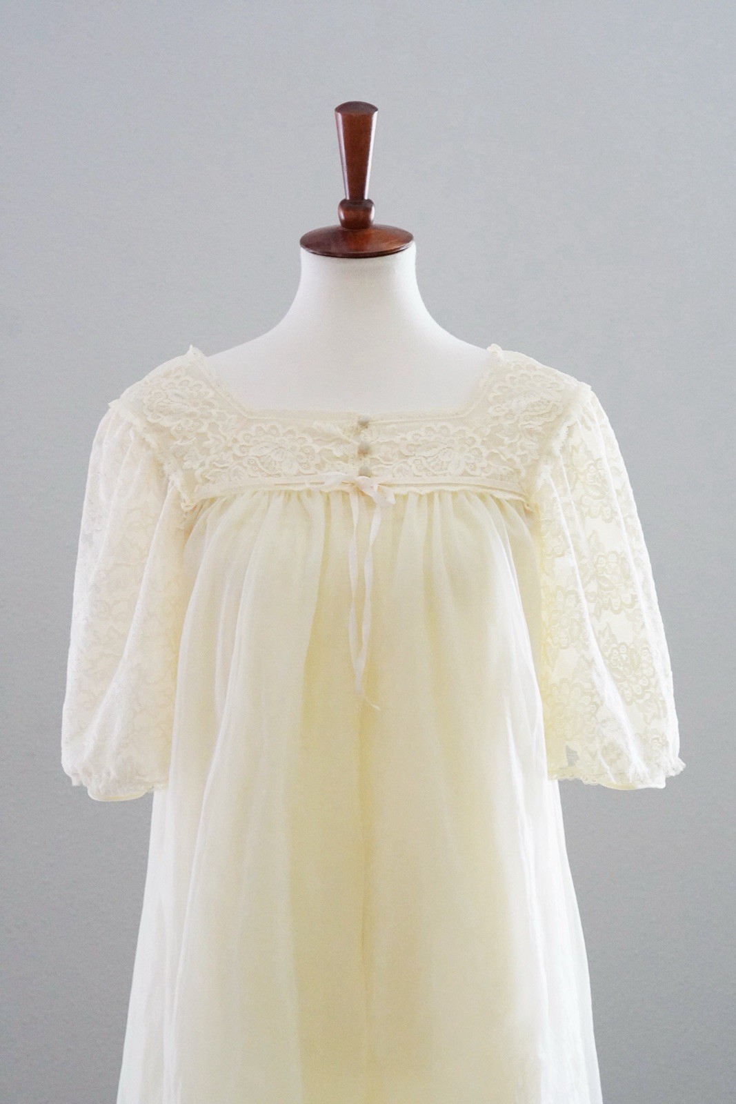 HOLLYWOOD VASSARETTE Lace + Nylon Nightgown Robe Peignoir Set Yellow – S Small