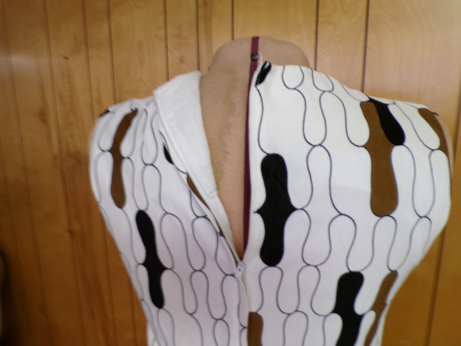 Vintage R&K White w/ Brown Black Geometric Polyester Dress Waist 31″