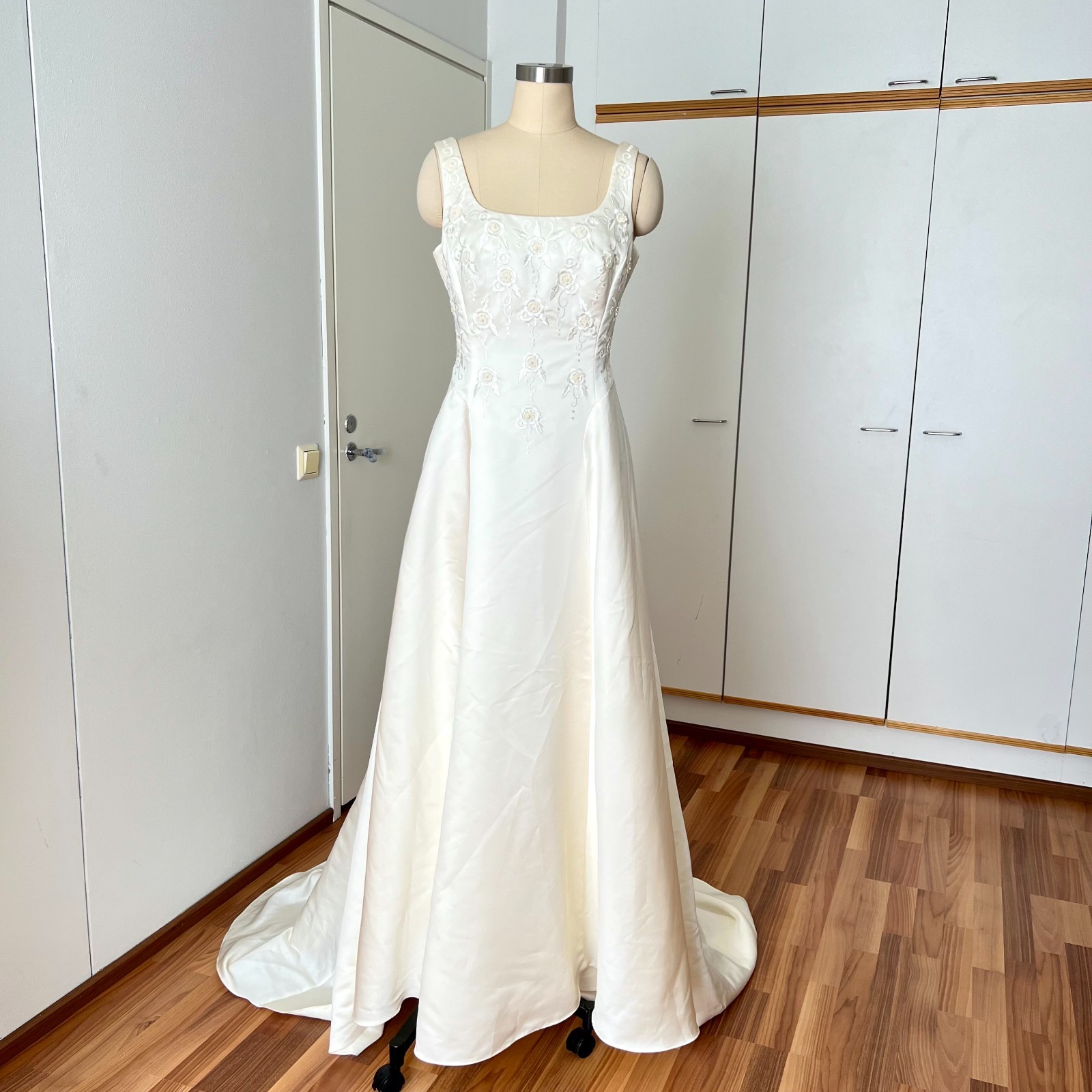 1990s Vintage Embroidered Wedding Dress Sleeveless Bridal Gown w/Train EU 42