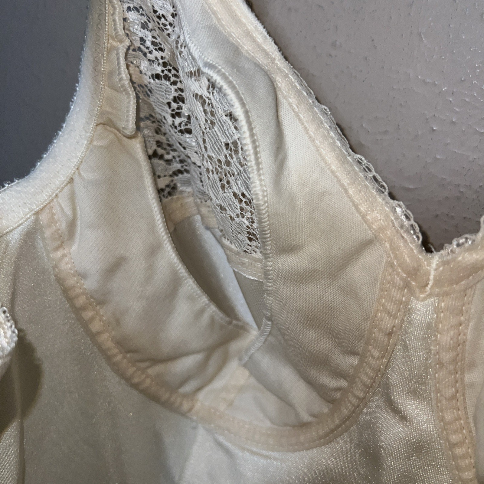 UNDERSCORE VINTAGE SATINY IVORY WIRELESS CUPS ALL IN ONE SHAPER CORSET 38B