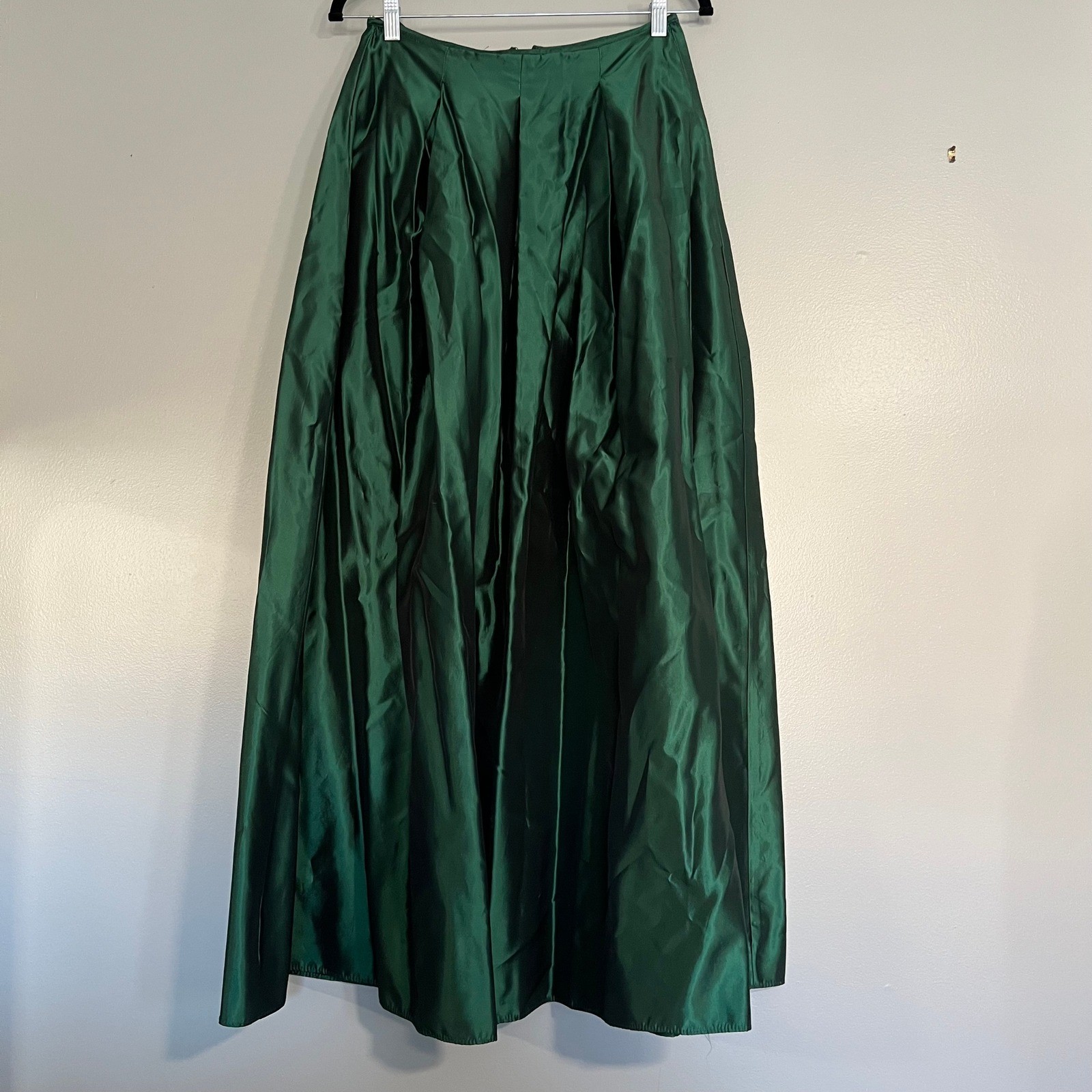 Zum Zum Niki Livas Vintage 2 Piece Formal Set Emerald Sequin top 7/8 skirt 9/10