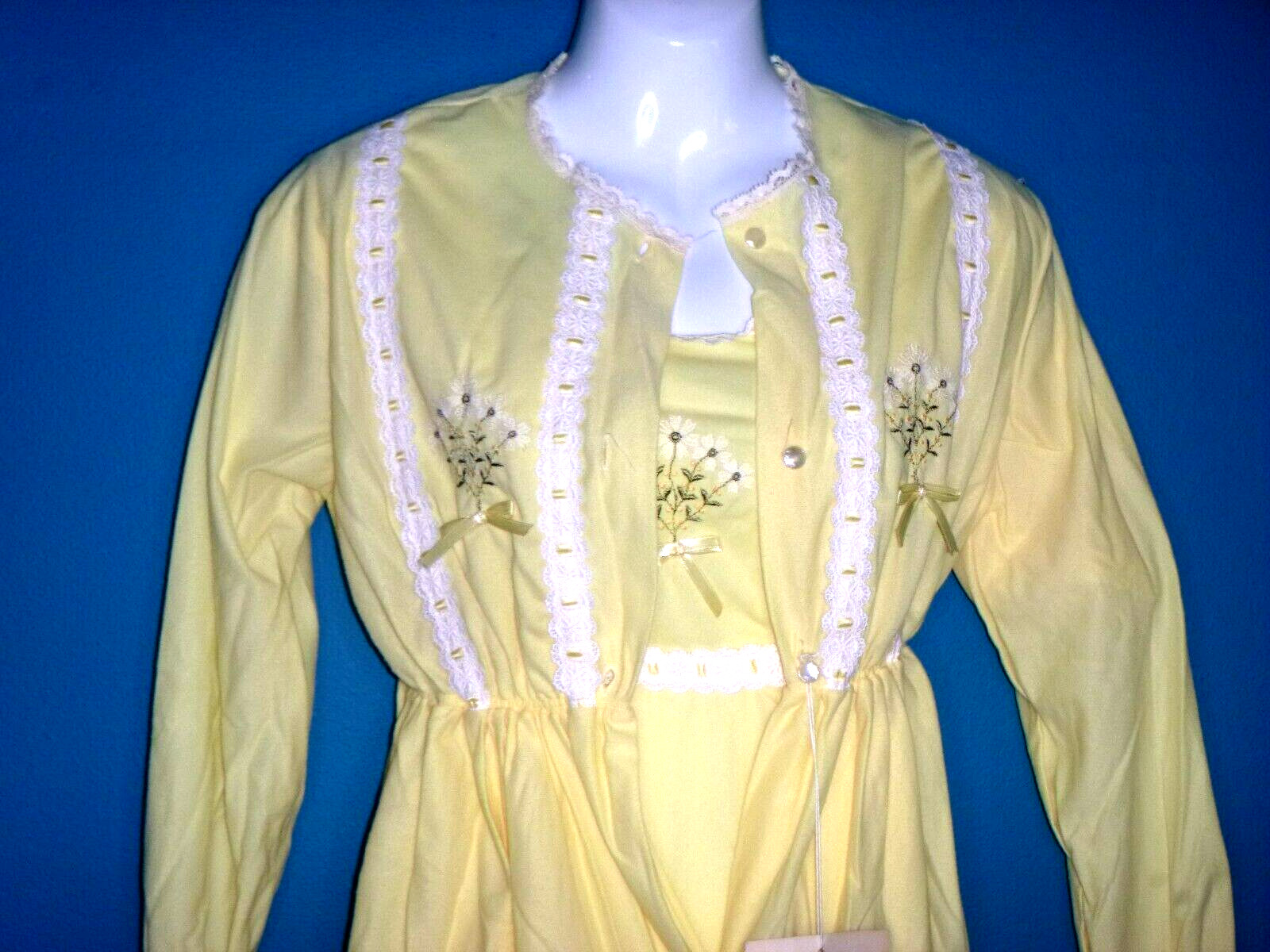 NOS Vtg 60s Suzy Star Robe & Nightgown Yellow W/ Embroidered Daisies Sz 11