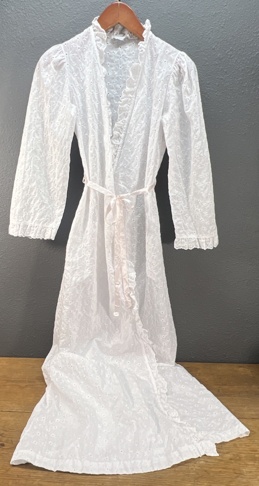 Night Flowers Vtg eyelet Tie Robe Women’s S Ruffled Collar Long Granny Core USA