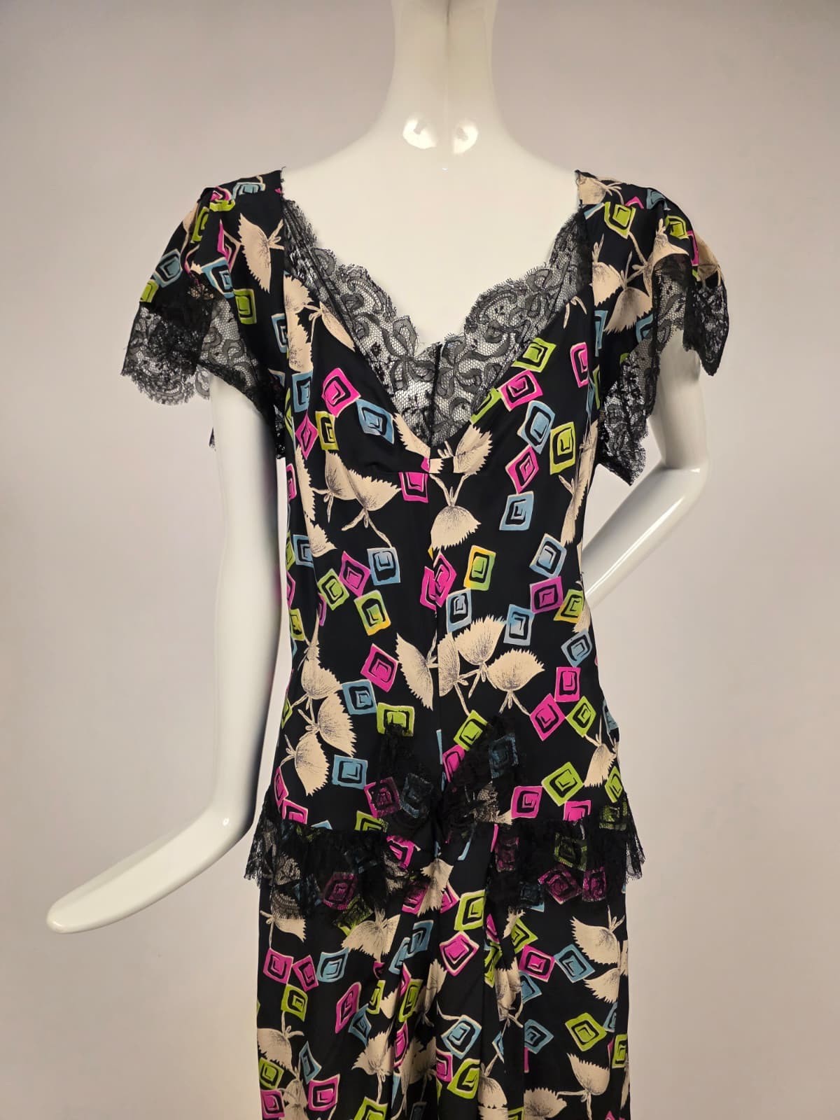 UNIQUE VINTAGE 1940’S BALLERINA PRINT SILK DRESS W SILK CHANTILLY LACE TRIM
