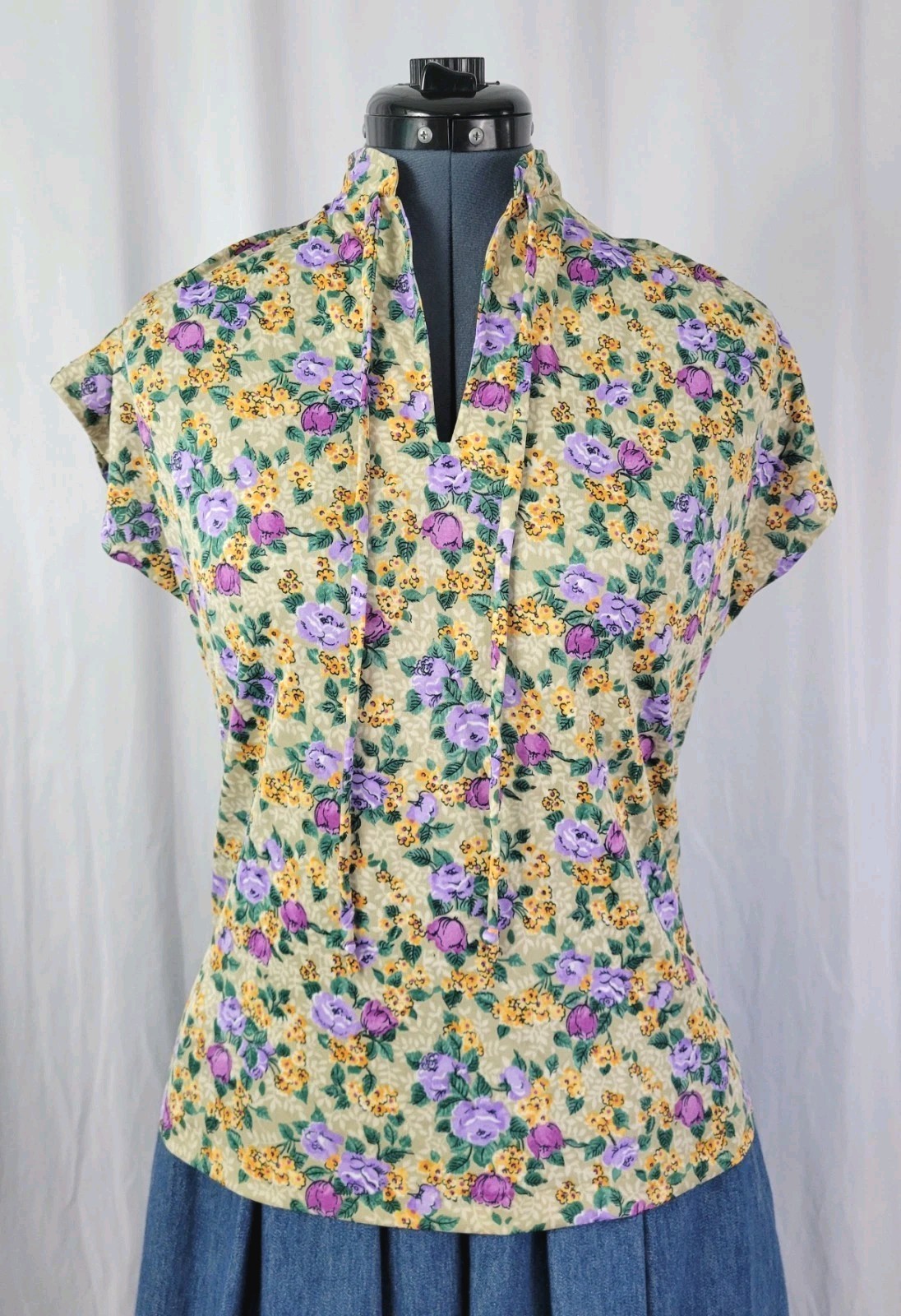 Vtg Rhoda Lee Beige Top w Purple/Green/Yellow Florals & Tie Neckline Size S?