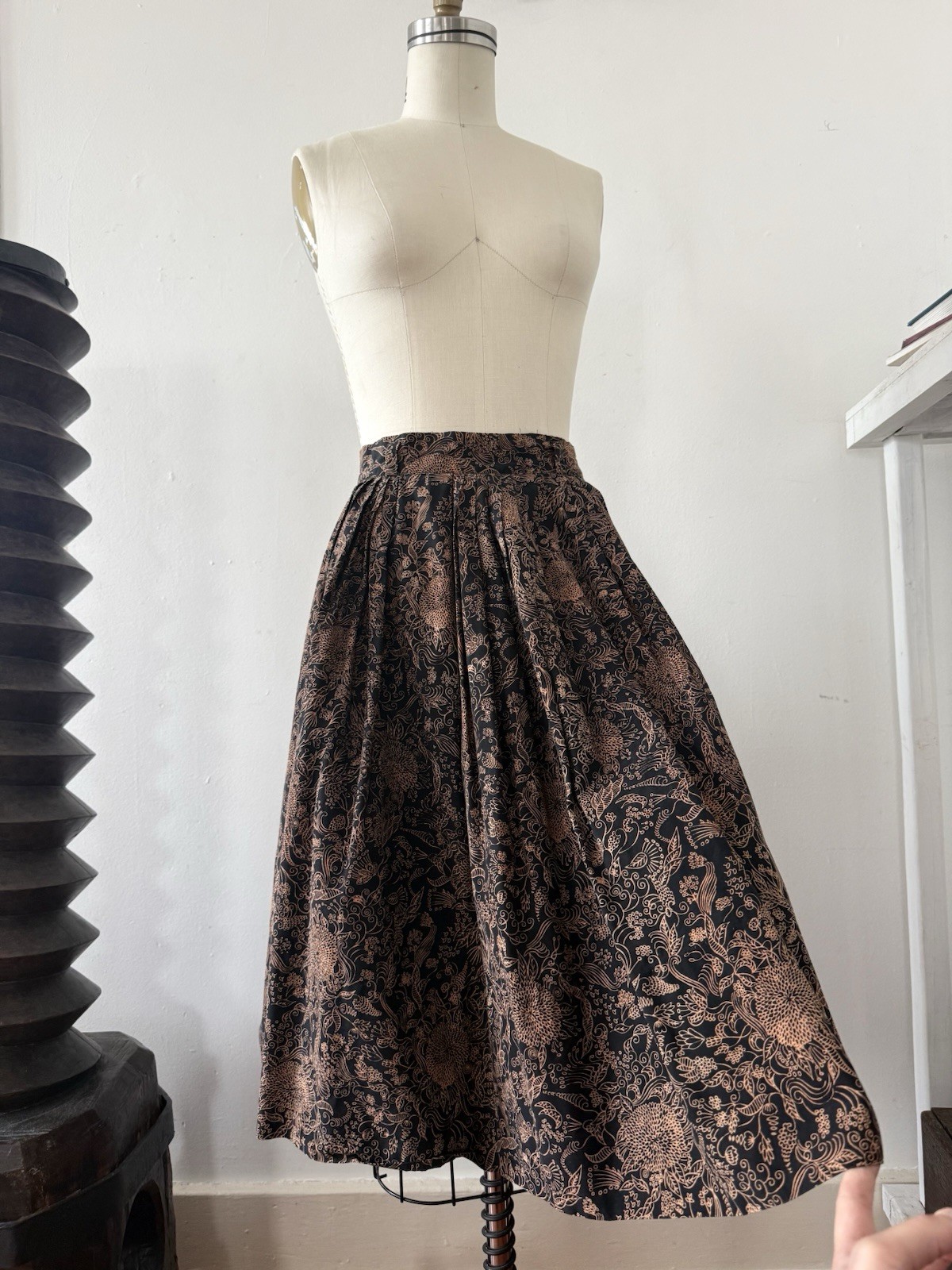 1940s Black Copper Floral Novelty Print Cotton Pleated Full Skirt 24/25”Japanese