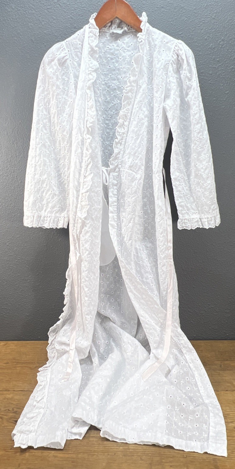 Night Flowers Vtg eyelet Tie Robe Women’s S Ruffled Collar Long Granny Core USA