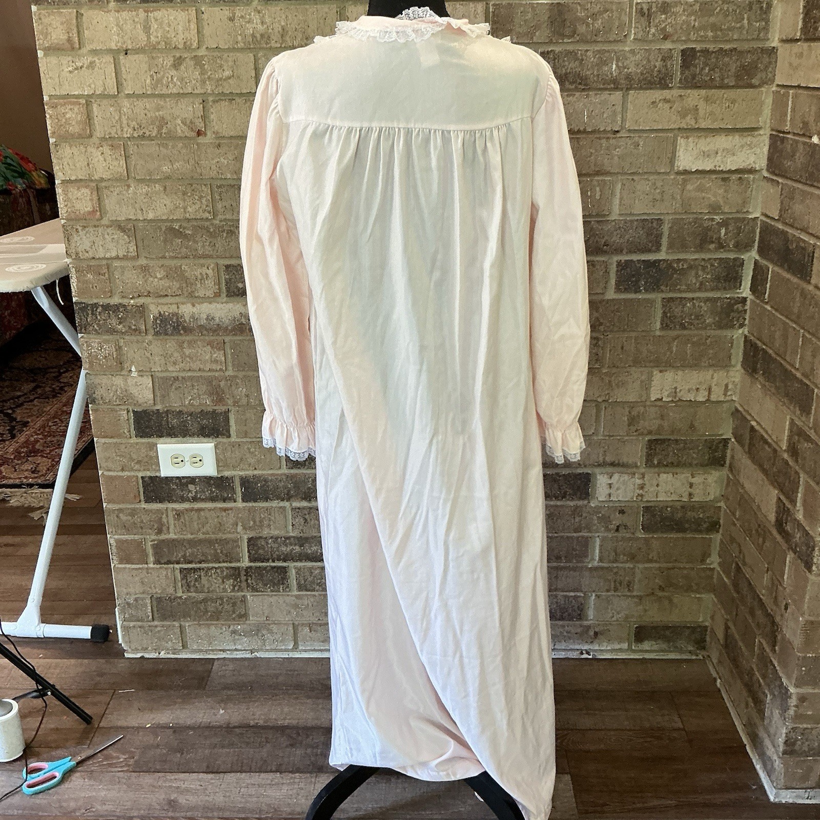 Size M – VINTAGE Barbizon Cuddleskin White Nightgown Long Sleeve Collared #23609