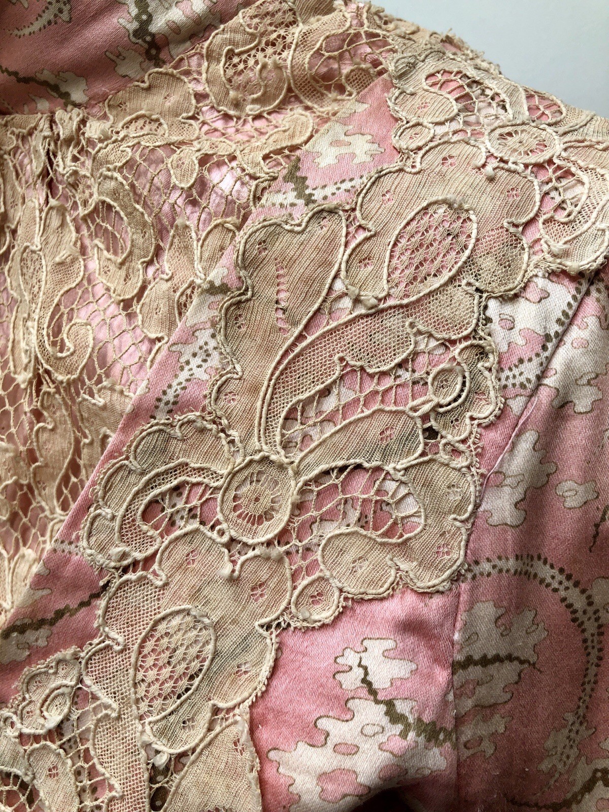 Antique VICTORIAN 1900s GIBSON GIRL Pink Paisley TRAINED GUIPURE LACE 2Pc GOWN