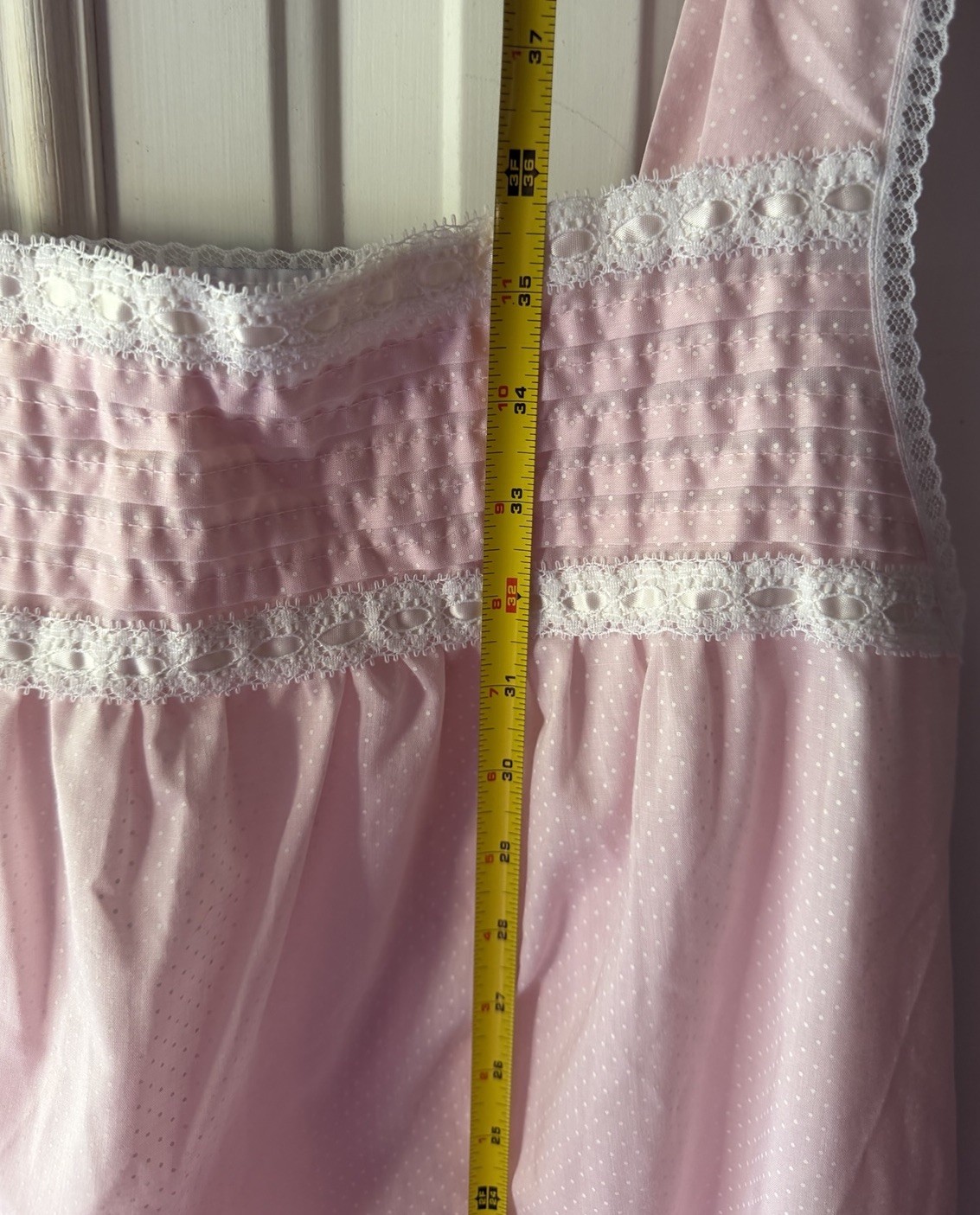 Dameá nightgown features delicate lace trim – Polk Dotted On Pink- READ For Sz