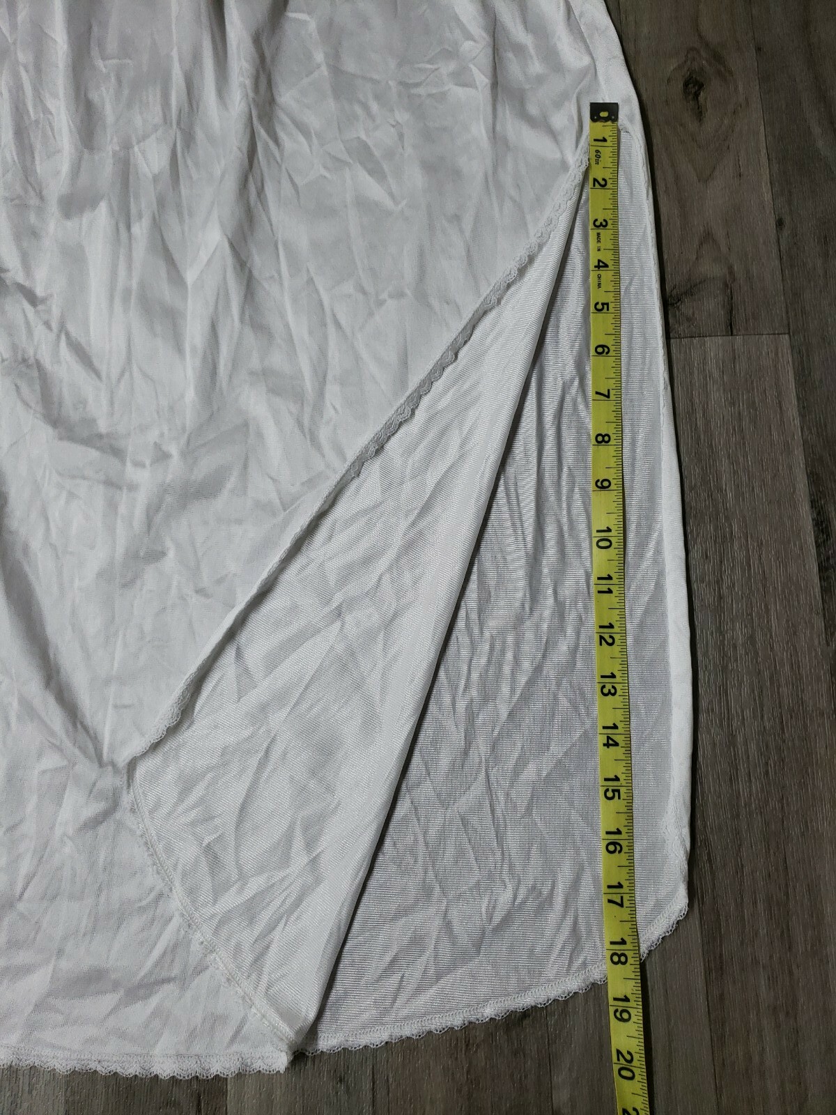 VASSARETTE – WHITE NYLON HALF SLIP W 19” SLIT – SIZE 32″ – L / 42 #11-122