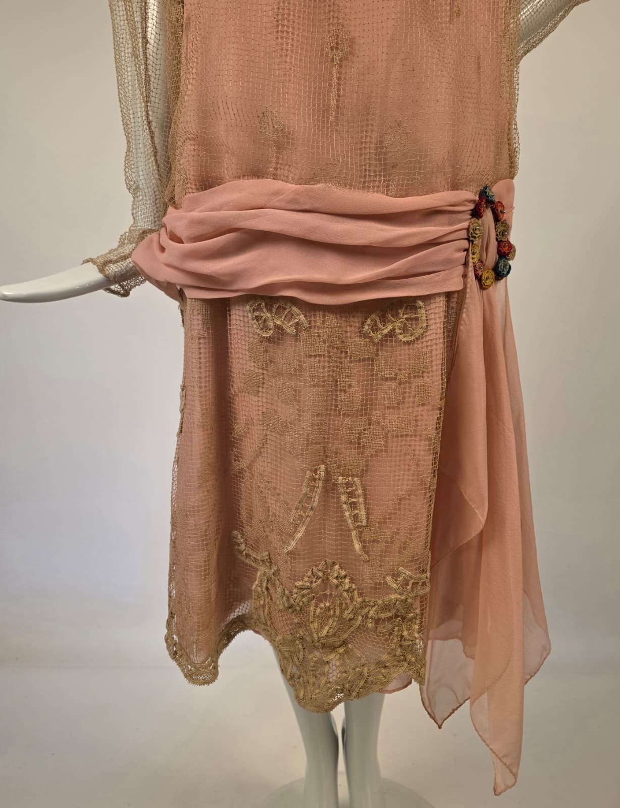 1920’S ECRU LACE DRESS W FLORAL WREATH TRIMMED SIDE + CHIFFON TAILS