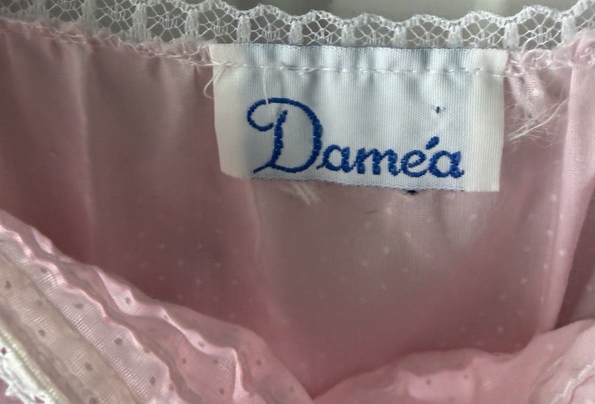Dameá nightgown features delicate lace trim – Polk Dotted On Pink- READ For Sz
