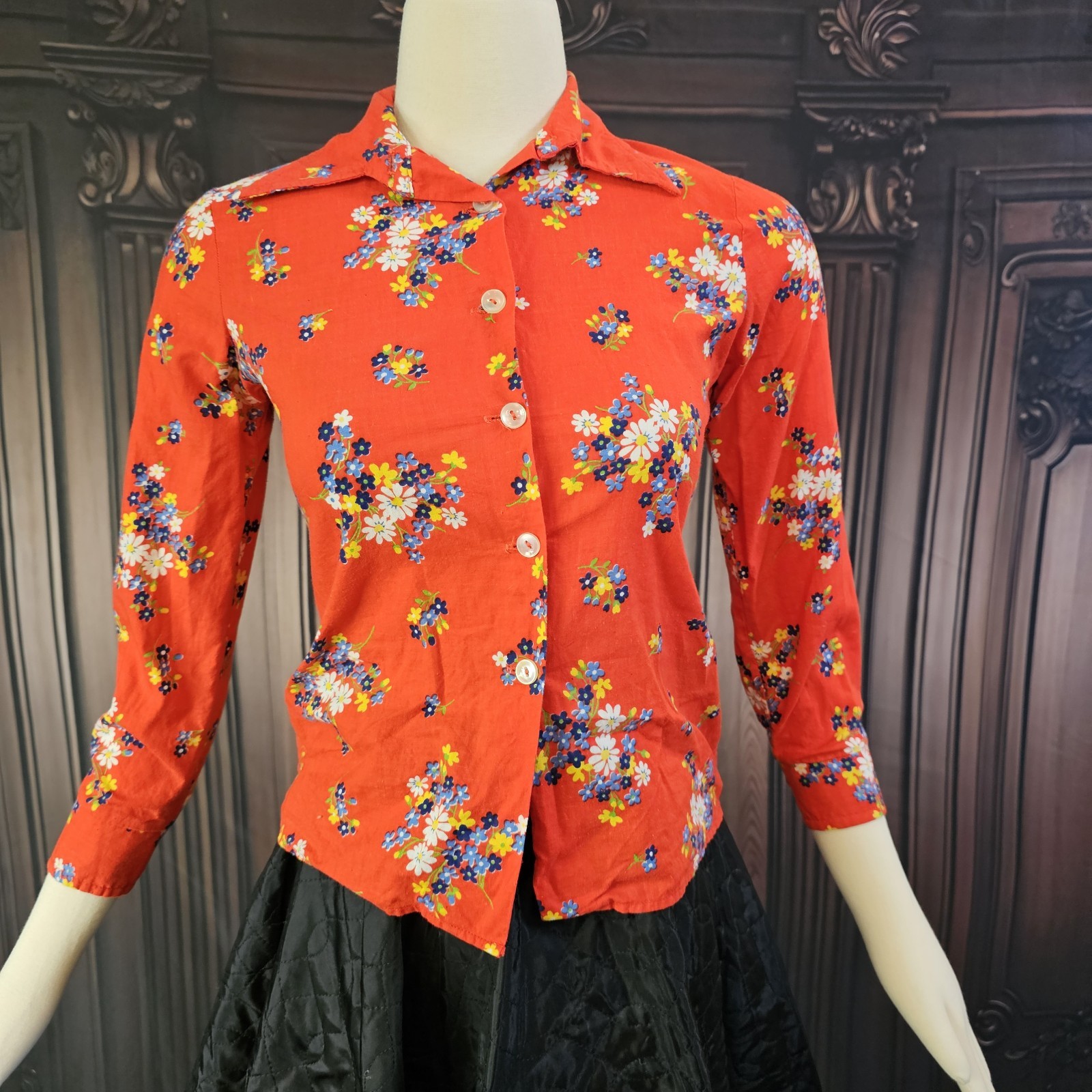 Vintage 1970s Blouse Top Shirt Red Floral Pointed Collar Half Sleeve Retro Pinup