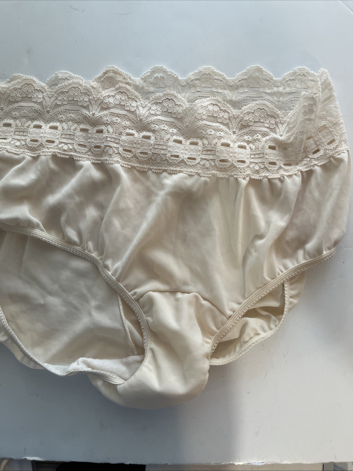 Vintage OLGA, 6, #00913, Fawn Beige Cream panties with lace