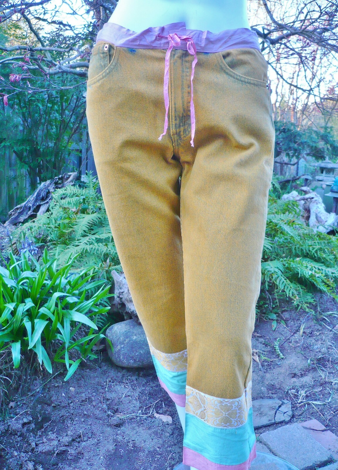 🌞 Levi’s Capri Jeans With Silk Detail Trim