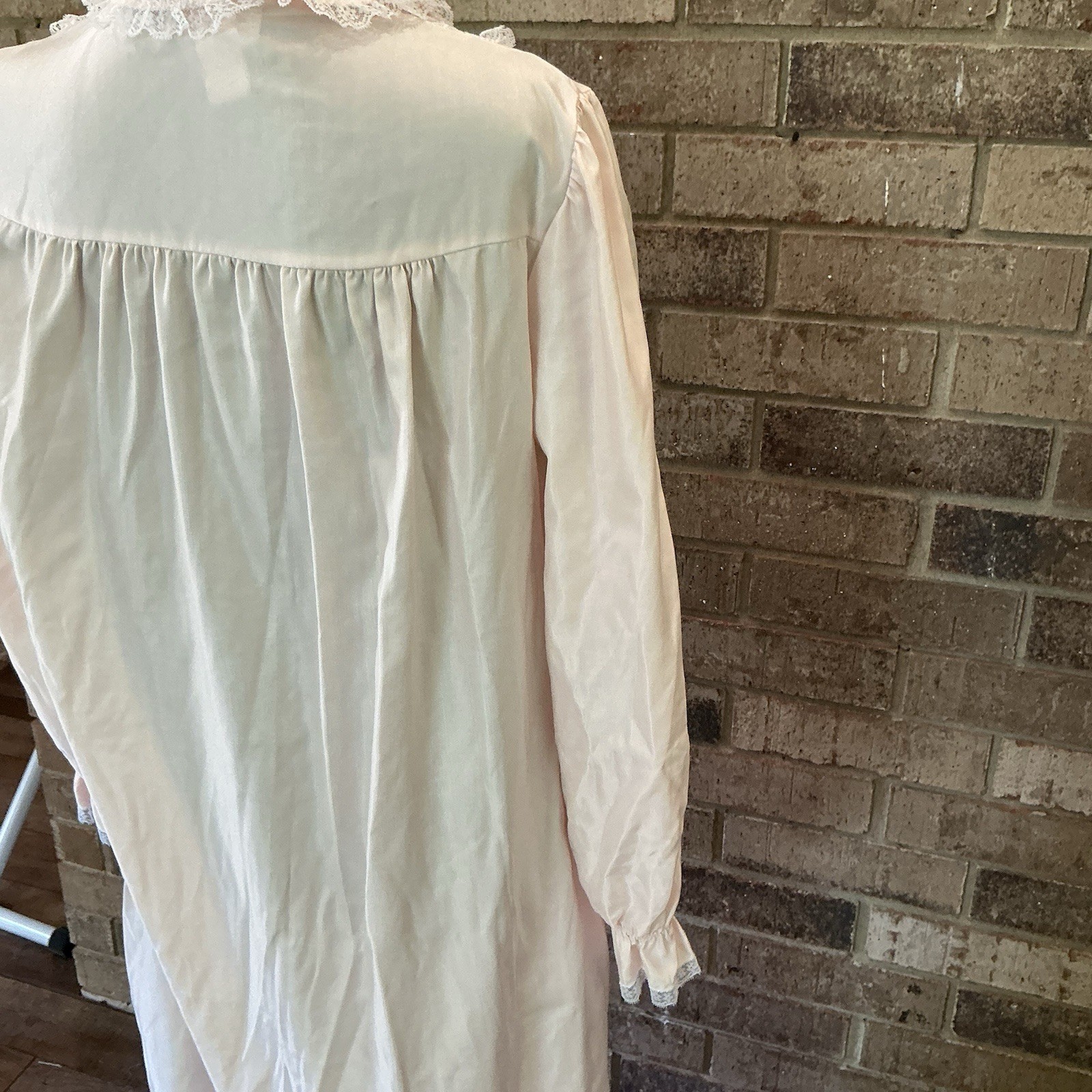 Size M – VINTAGE Barbizon Cuddleskin White Nightgown Long Sleeve Collared #23609