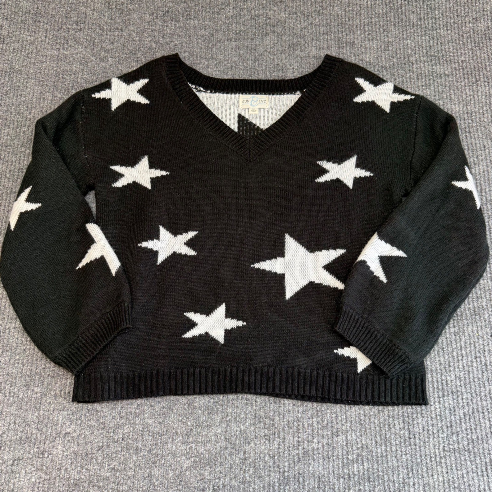 Jun & Ivy Medium Star Print V Neck Top Black White Lightweight Knit Fairy Grunge