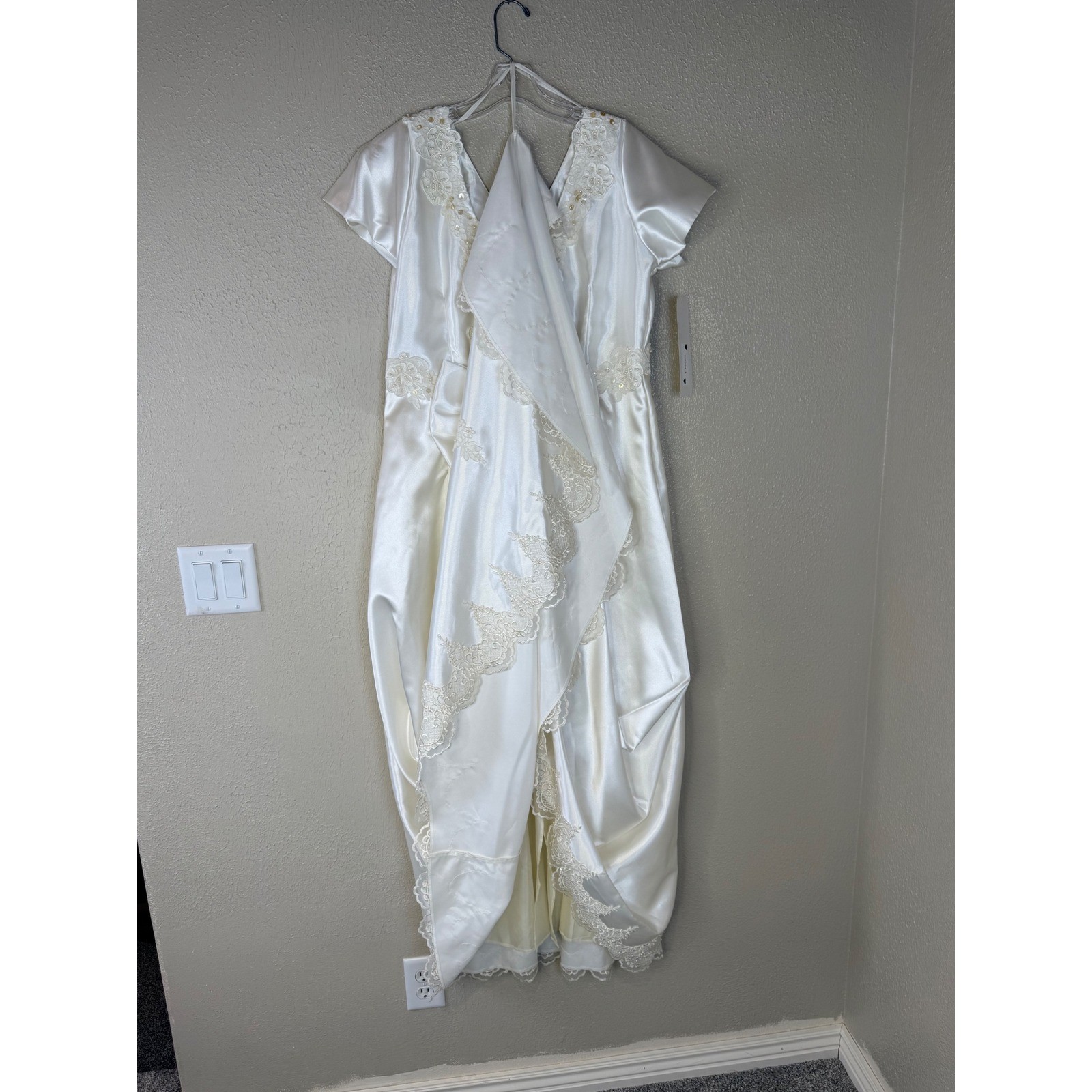 NWT Vintage Wedding Dress Ivory Lace Pearl Bow Train Size 16 Embroidered 90’s