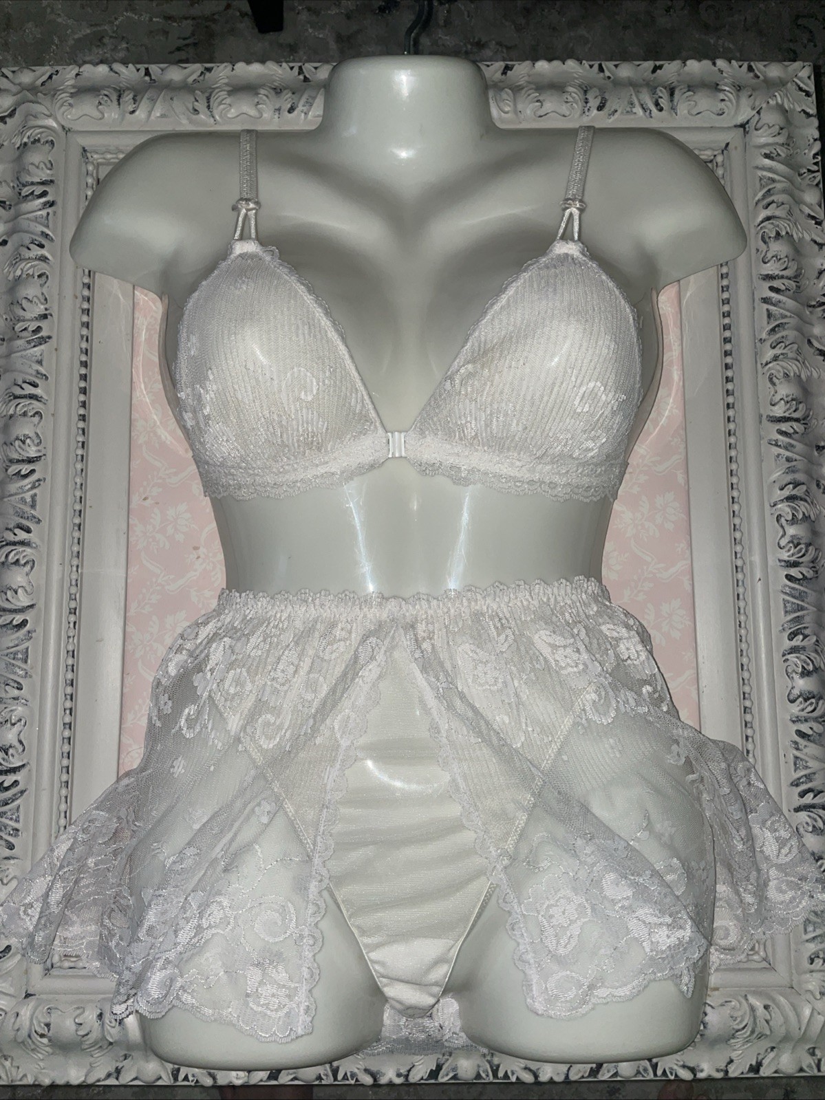 Marilyn Monroe Skirted Lace Thong Panty & Accordian Lace Front Close Bra 32/S