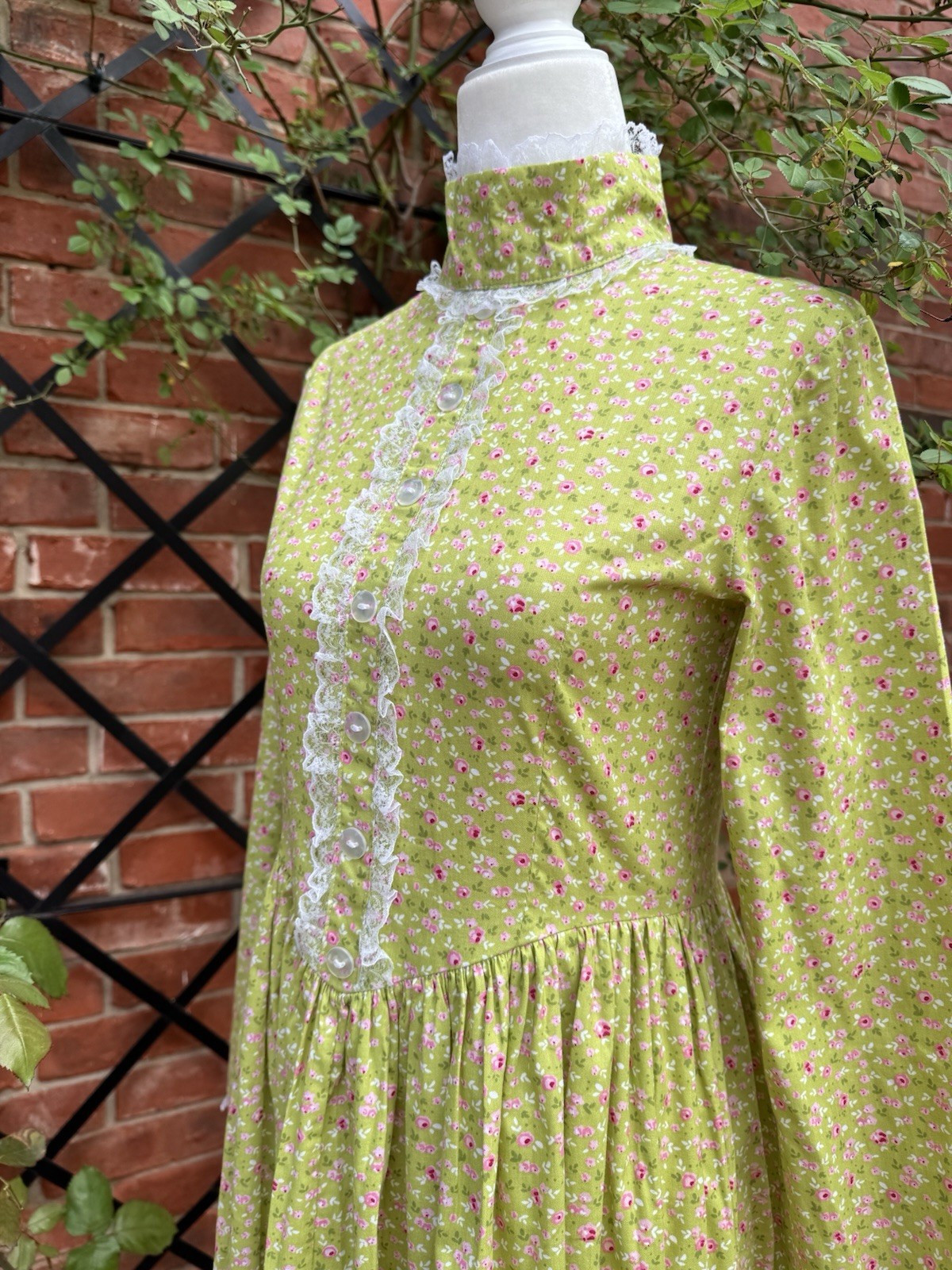 Vintage 1970s Lime Green Calico Rose Lace Detail Cottage Prairie Dress Size S