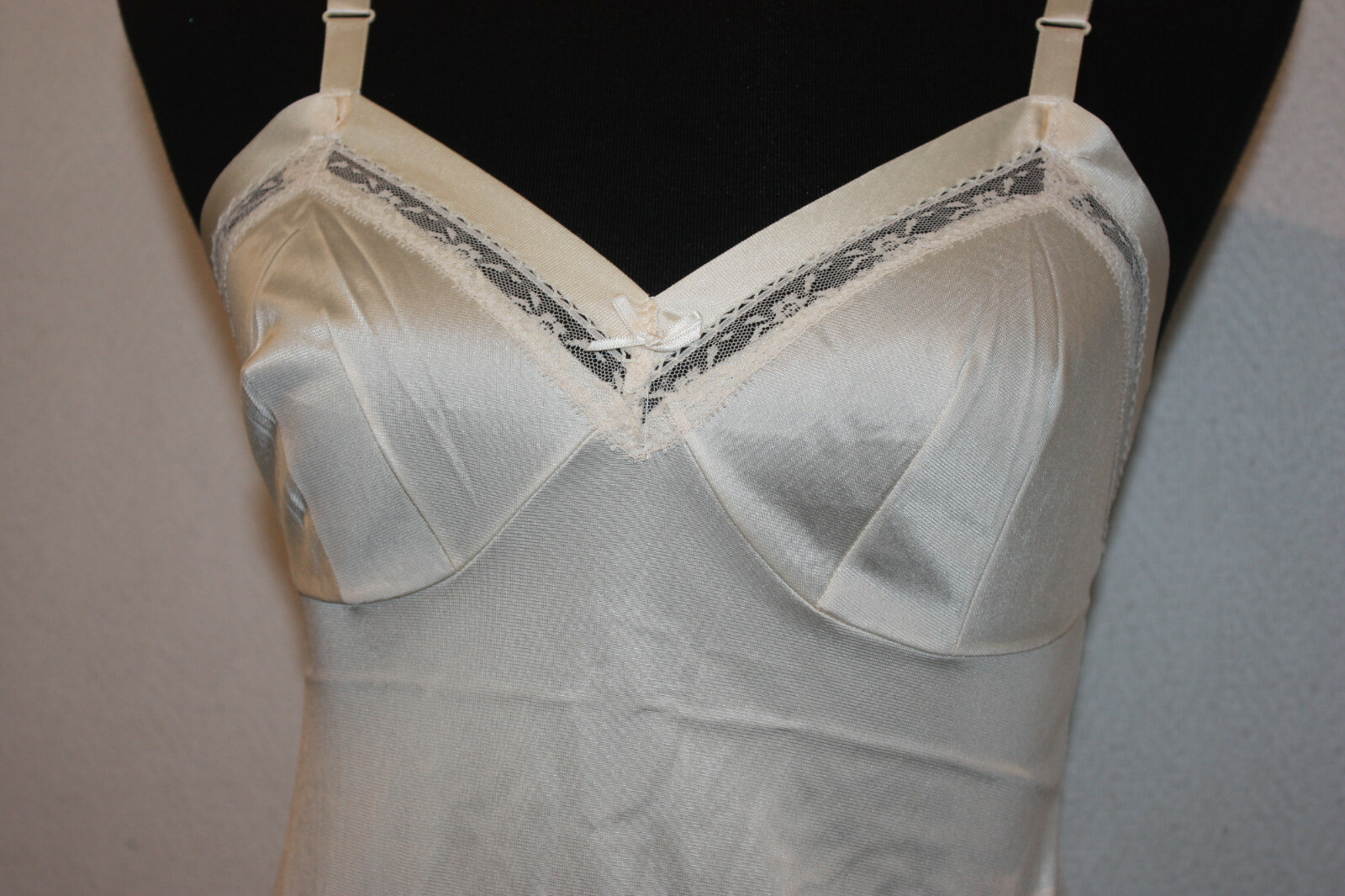 Vtg Lorraine Satiny Peach Slip Sz 32 Tall Lace Trim Adjustable Straps USA Made