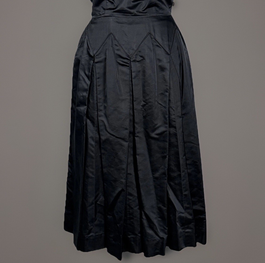 VTG 50s Dynasty Cocktail Dress Black Silk Taffeta Darts Pleated Low Back Size XS