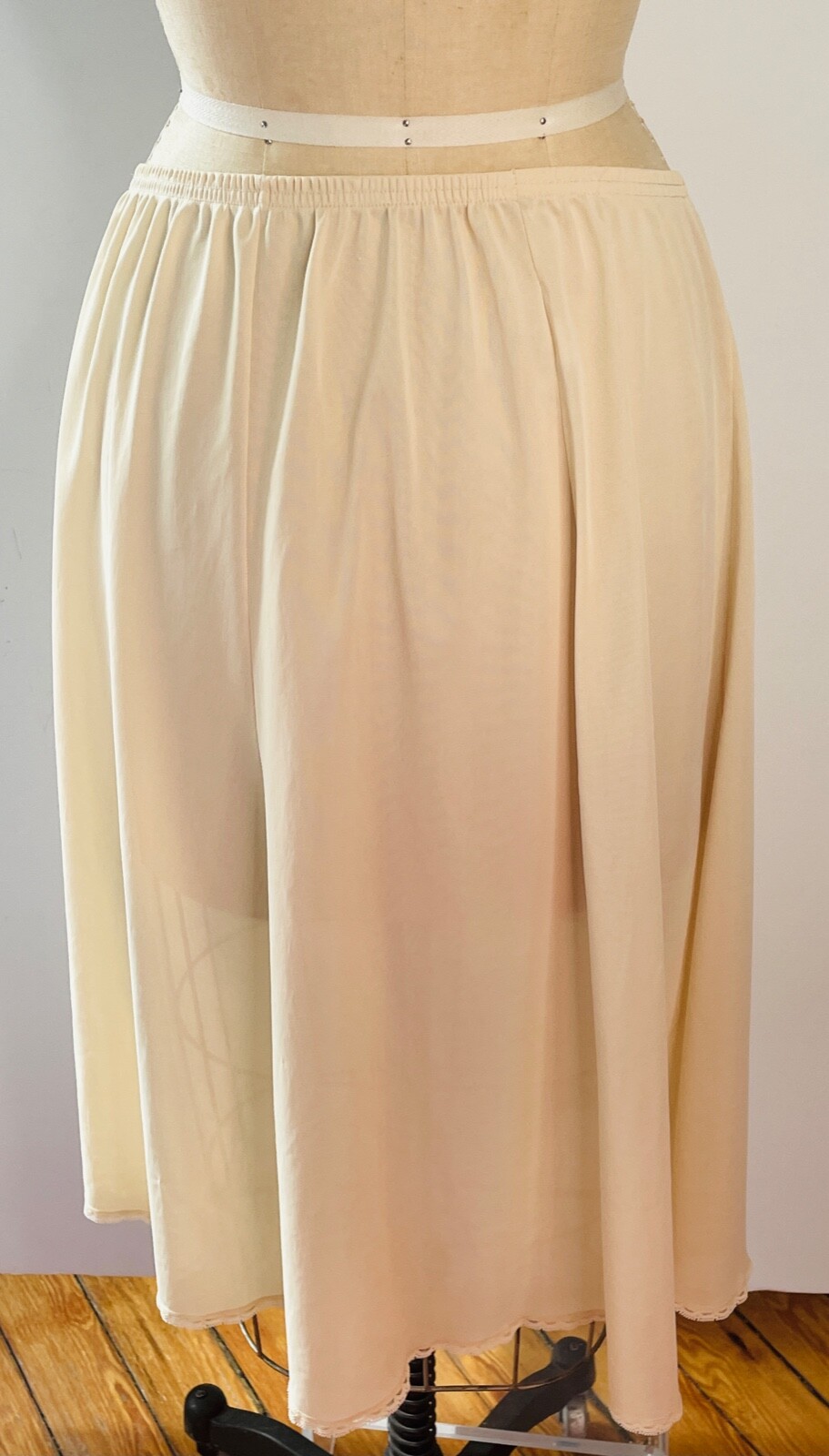 VTG VANITY FAIR*TAN NUDE A-LINE LACE TRIM NYLON HALF SLIP*L