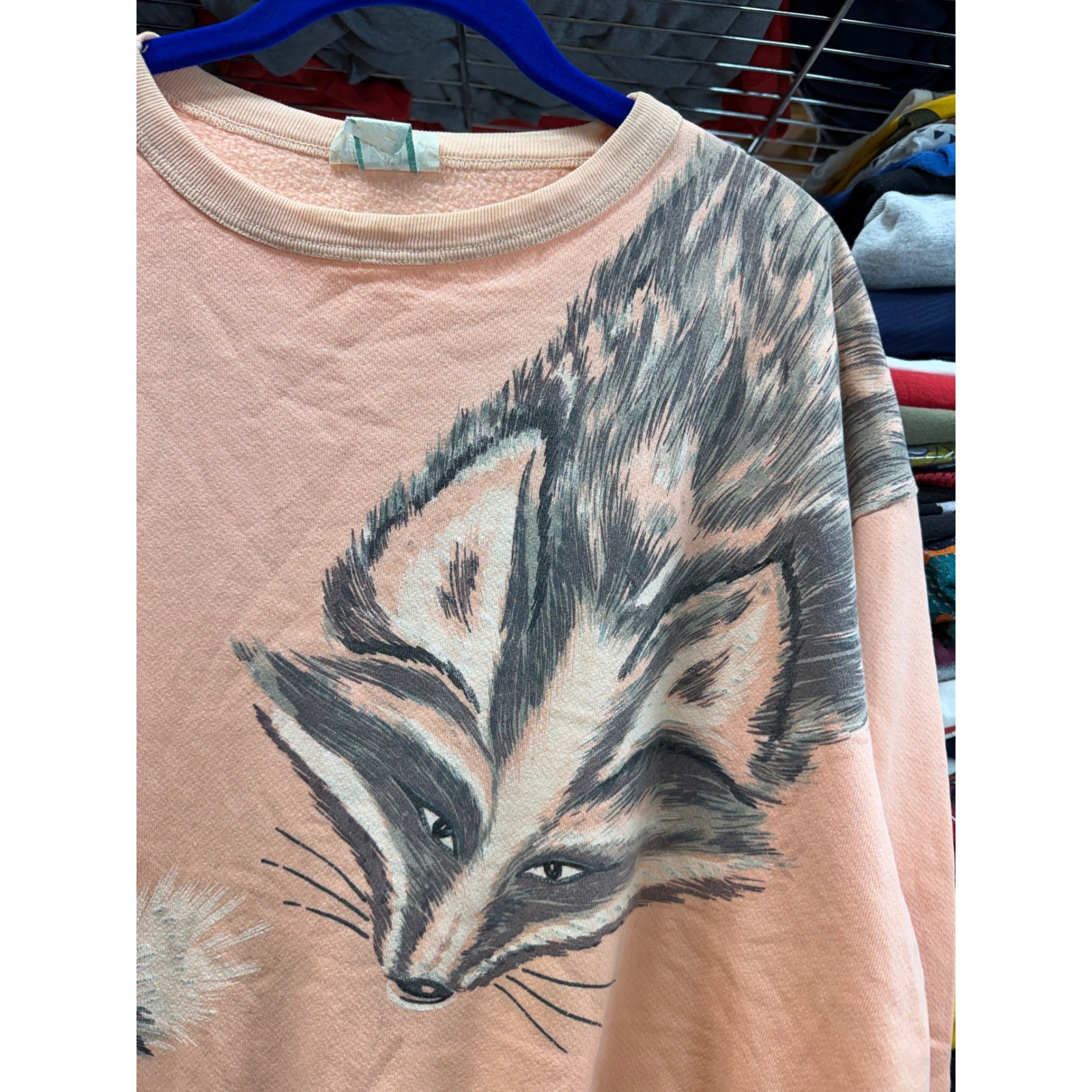 Vintage Queen Bee Raccoon Graphic Sweatshirt Peach Short Sleeve Mens XL 4818