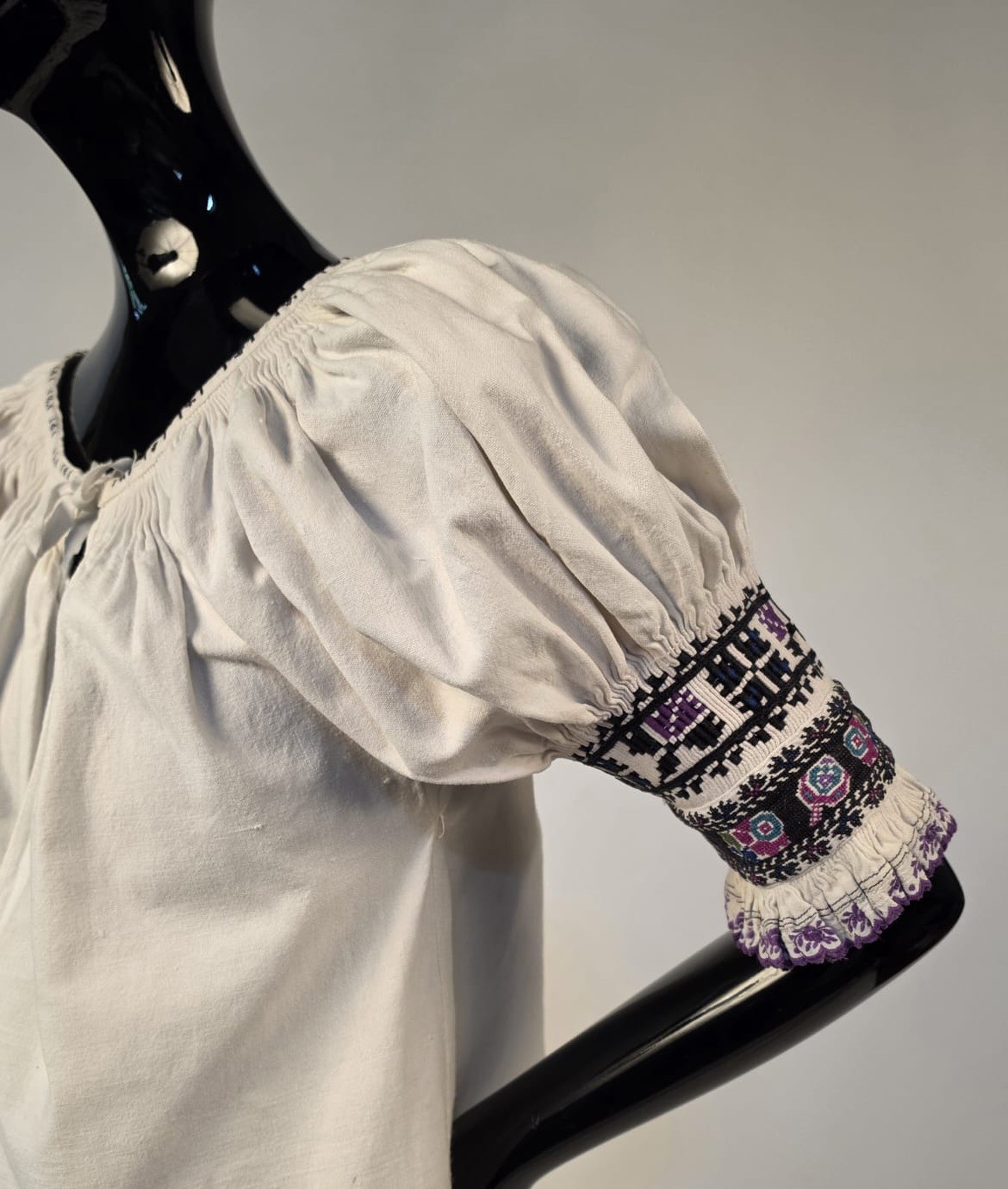 ANTIQUE EASTERN EUROPEAN BLOUSE W PUFF SLEEVES + HAND EMBROIDERY 
