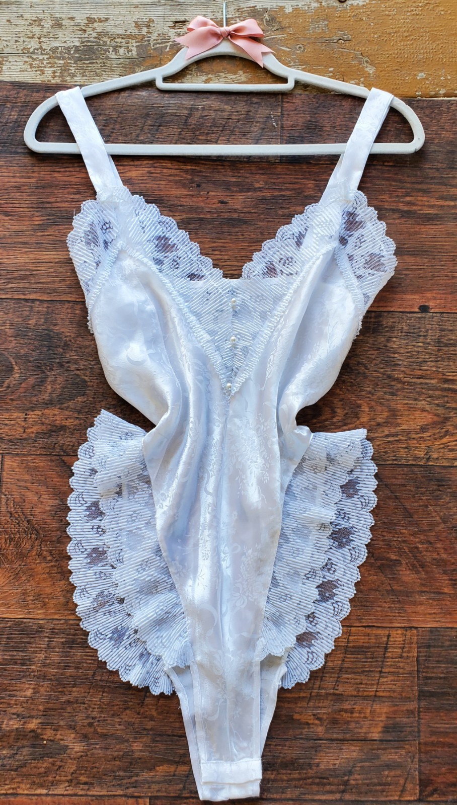 STUNNiNG VTG LAUREN ALEXANDRA WHiTE SATiN BOW PRiNT LiNGERiE TEDDY BODYSUiT