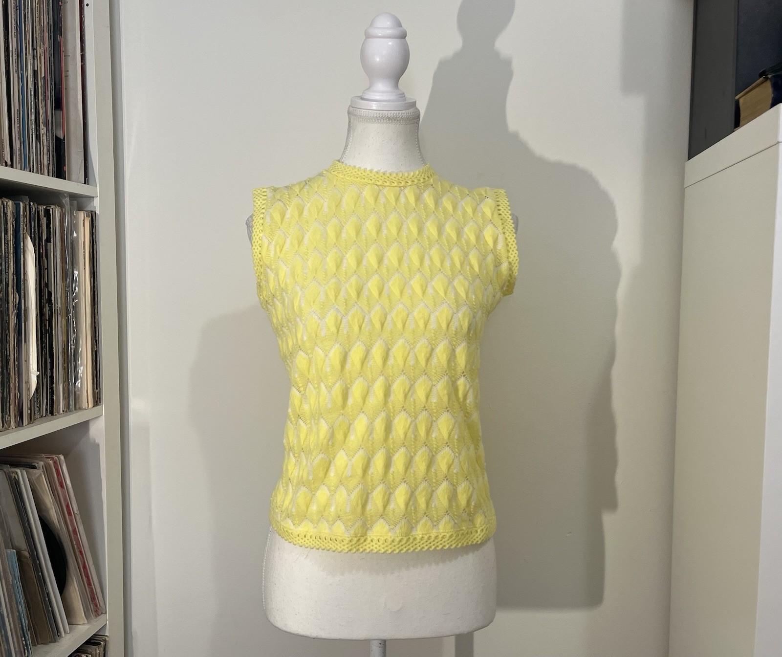 Vintage 1960’s Yellow Crochet Knit Eyelet Trim Sleeveless Blouse Top Women’s 4