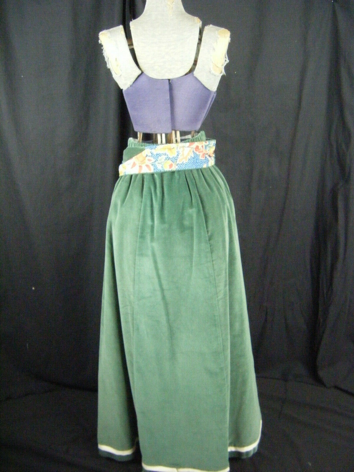CHESSA DAVIS Vtg 70s Green Velvet Floral Patch Work Skirt & Belt-Waist 24 to 30″