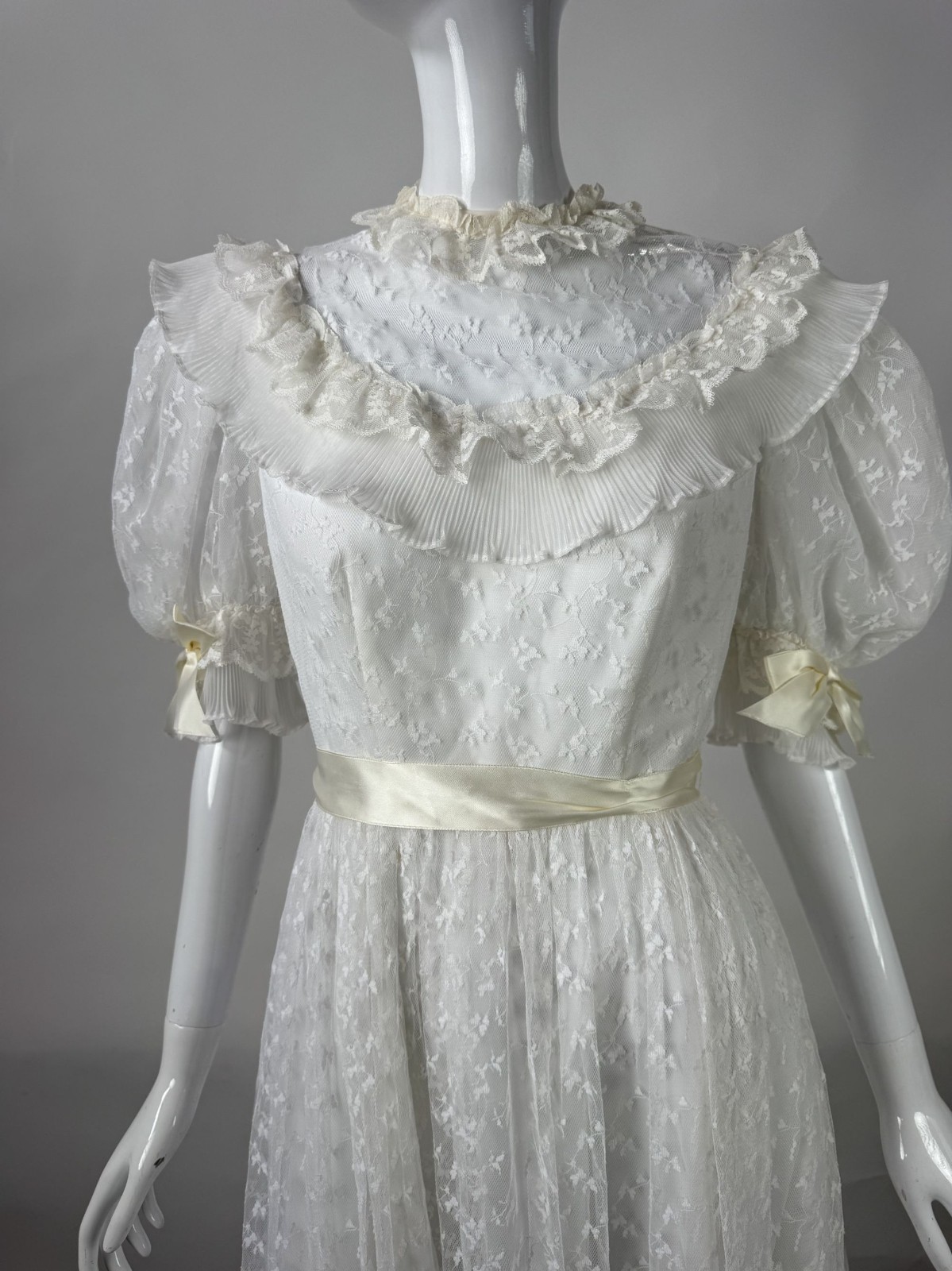 Vintage 70s White Lace Wedding Dress Size 8 With Satin Ribbons & Ruffled Necklin