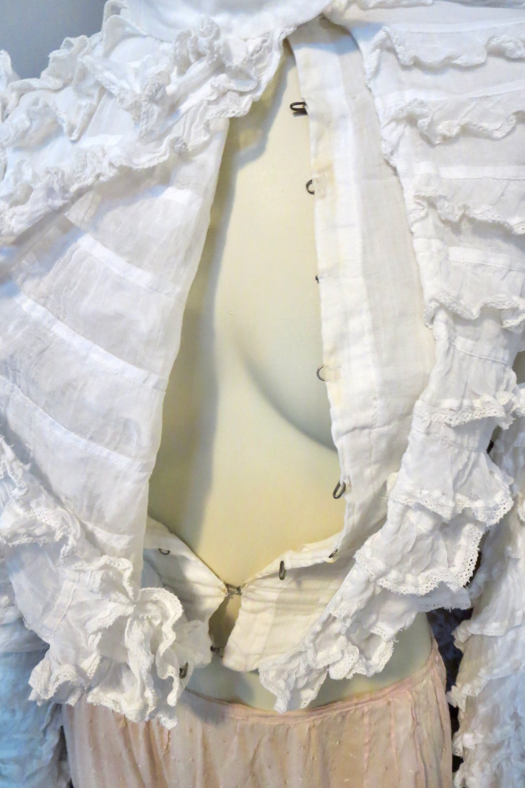 Antique 1890s Gibson GIrl Bodice Lace Trimmed Ruffles Pigeon Breasted 30 Bust